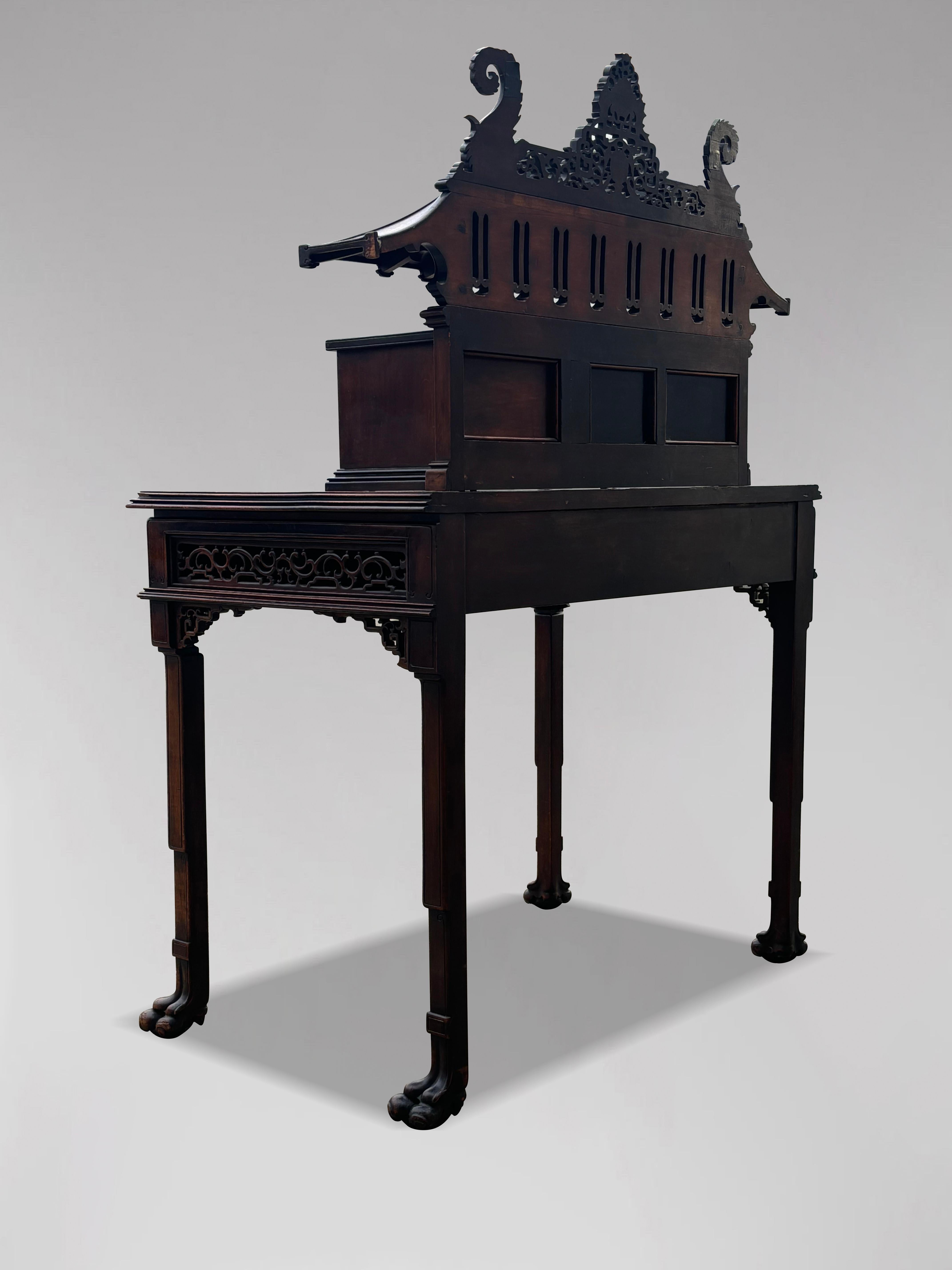 Table à écrire Chippendale chinois du 19ème siècle, sculptée avec plateau en forme de pagode en vente 2