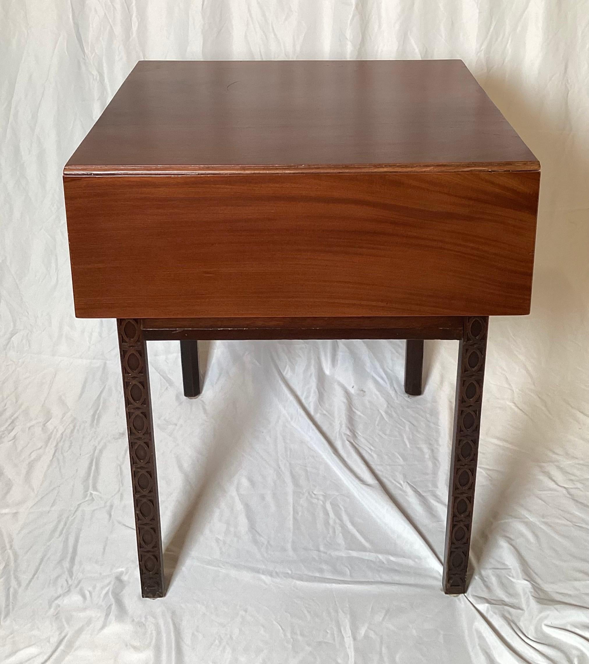 Table d'appoint rectangulaire classique et simple en acajou et cerisier.  Les pieds et le tablier sculptés à la main dans un style Chippendale chinois avec deux feuilles de 8 pouces et un seul tiroir à l'avant.  29 pouces de haut, 22,5 pouces de