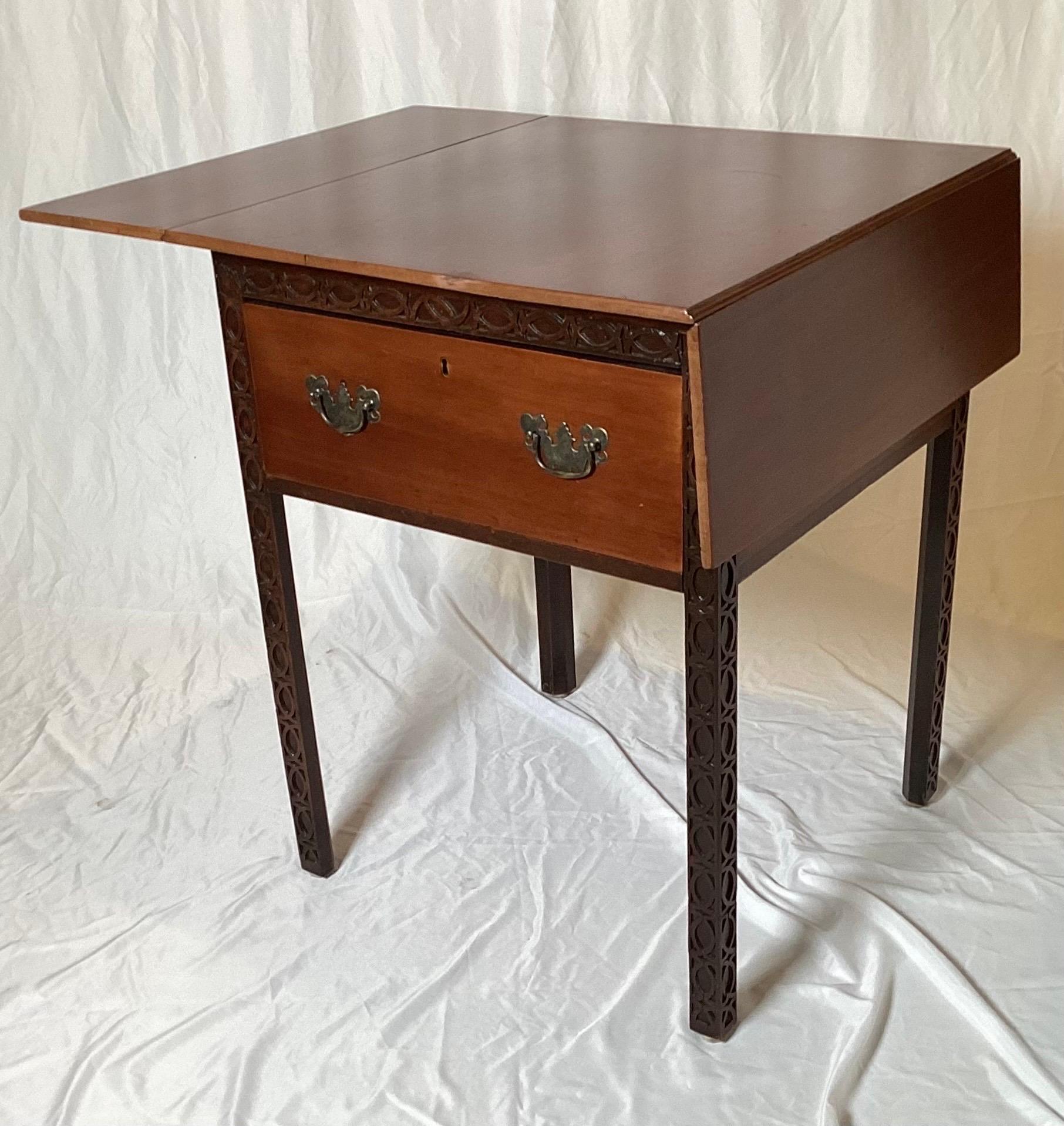 Table d'appoint Chippendale chinoise du 19ème siècle Bon état - En vente à Lambertville, NJ
