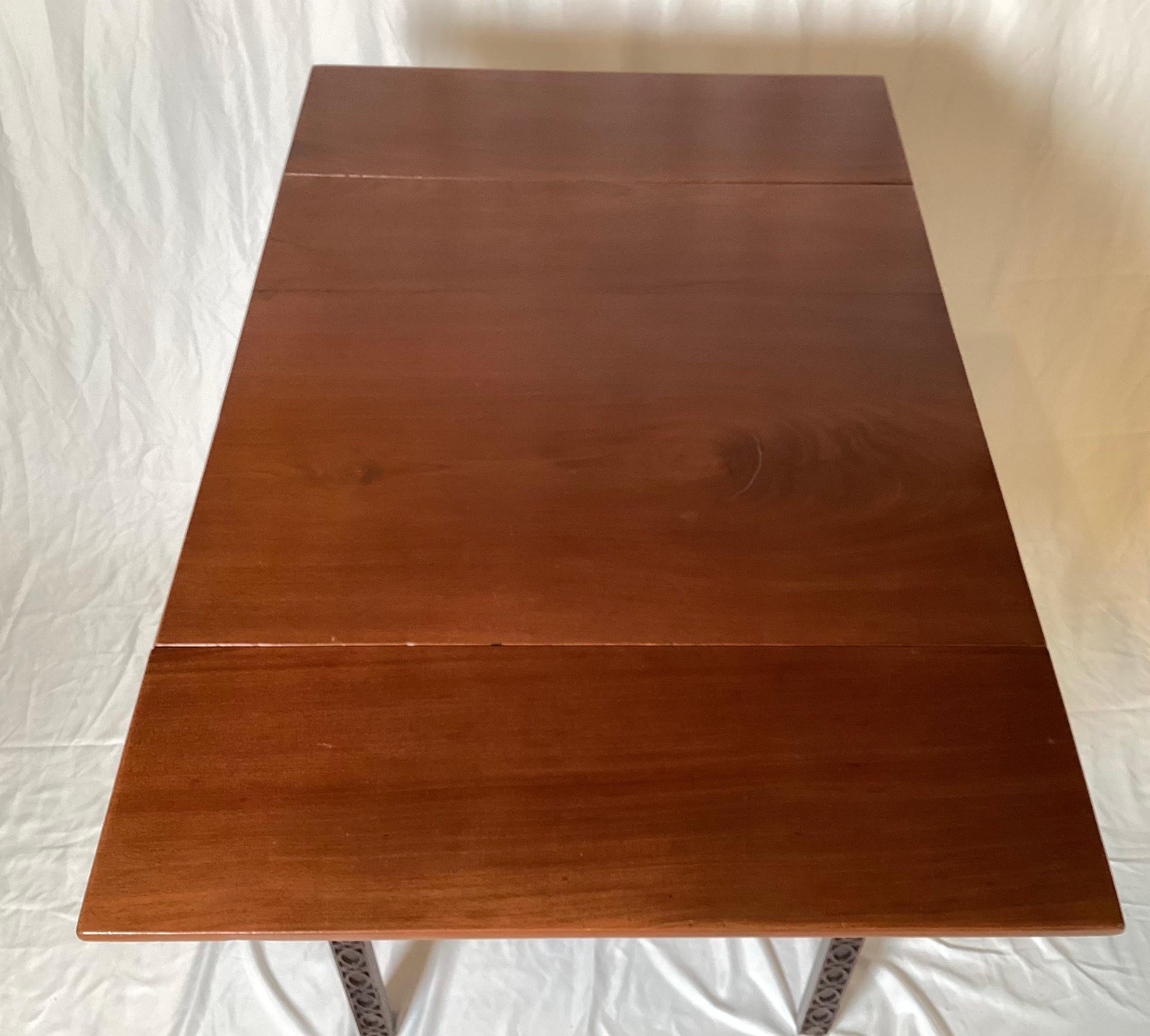 Cerise Table d'appoint Chippendale chinoise du 19ème siècle en vente