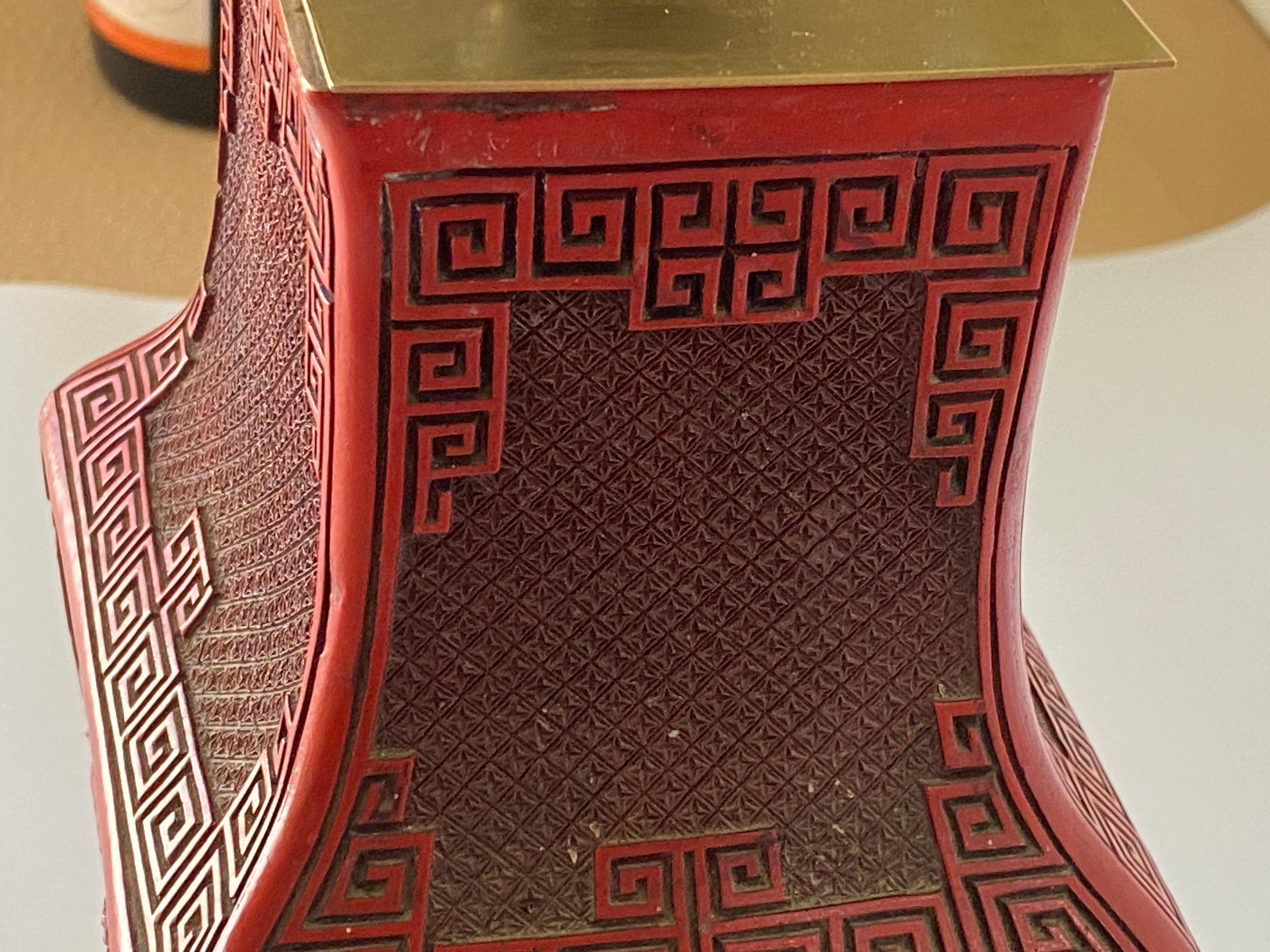 Chinesische Cinnabar-Vase aus dem 19. Jahrhundert als Tischlampe im Angebot 8