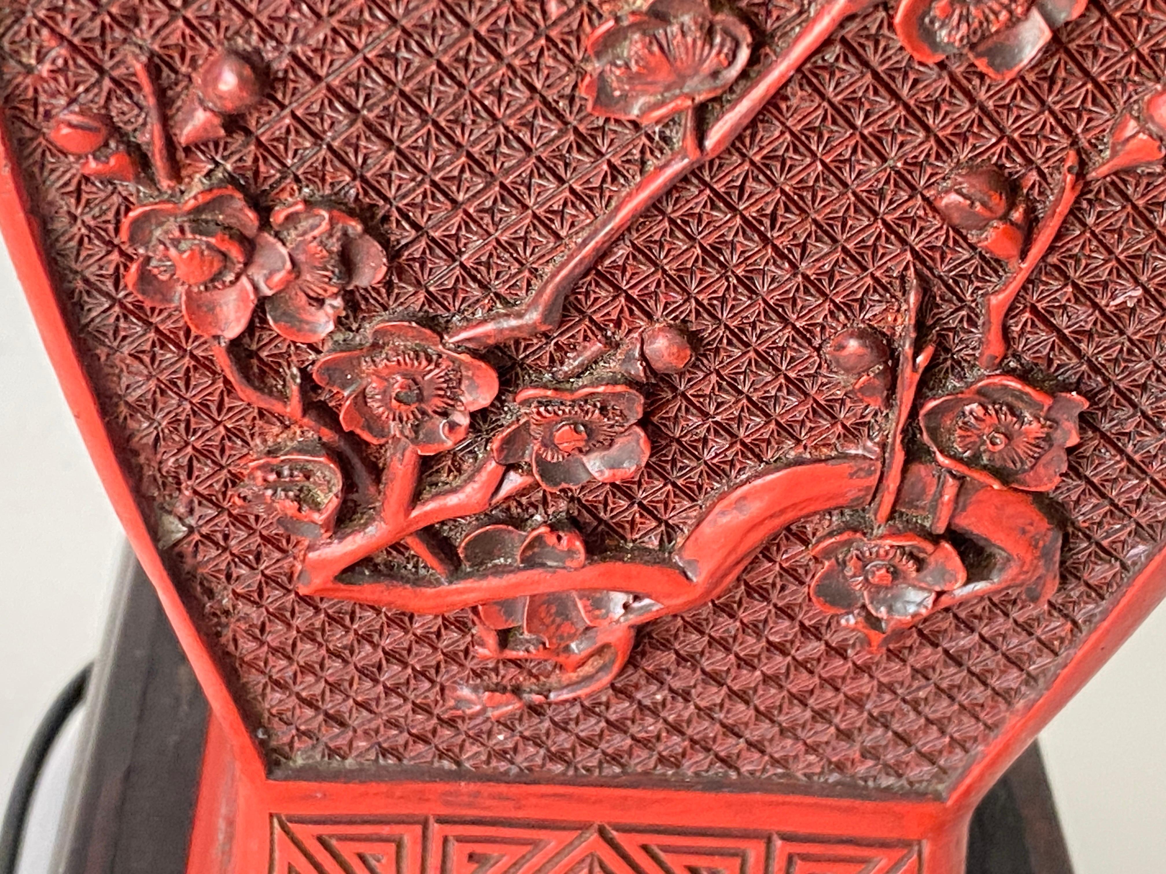 Fin du XIXe siècle Vase Cinnabar chinois du 19ème siècle en tant que lampe de bureau en vente