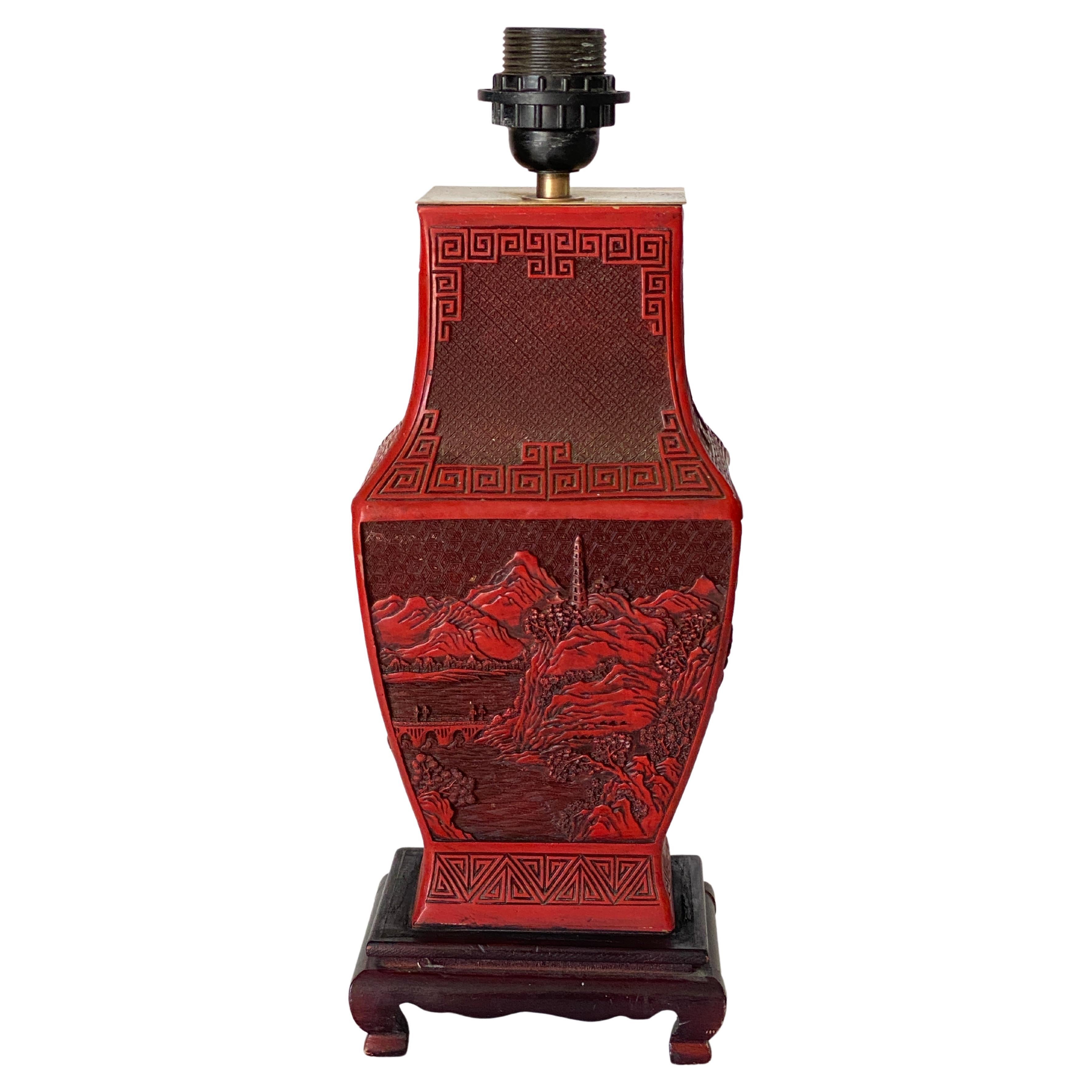 Diese beeindruckende chinesische Zinnobervase ist mit chinesischen Figuren und natürlichen Elementen kunstvoll geschnitzt und steht auf einem Holzsockel. 19. Jahrhundert.
Die Größe der Vase beträgt nur 11,81 Zoll.


US-STECKER-ADAPTER WIRD FÜR DIE