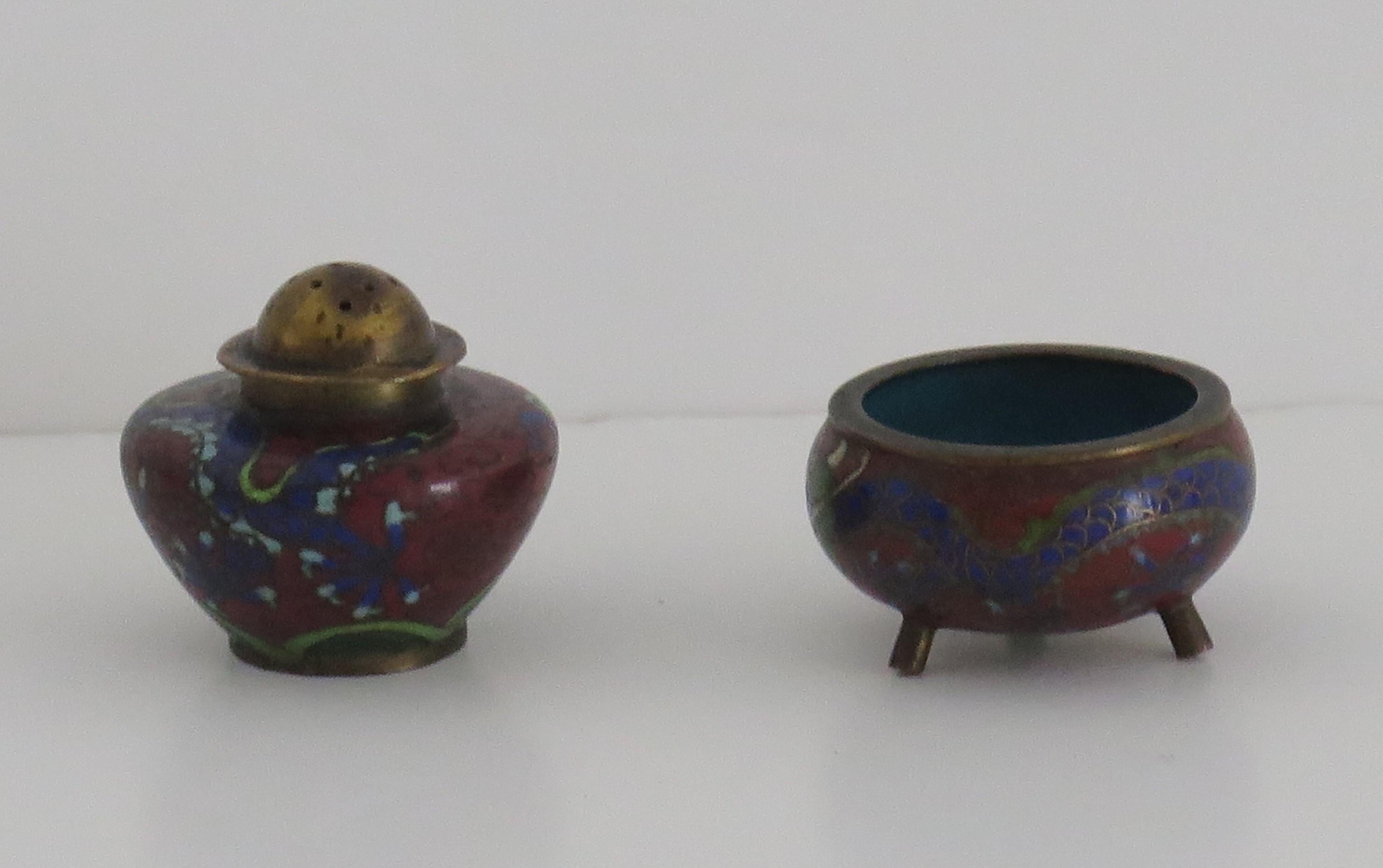 19th Century Chinese Cloisonné Salt and Pepper Pot with Dragon Decoration, Qing In Good Condition For Sale In Lincoln, Lincolnshire