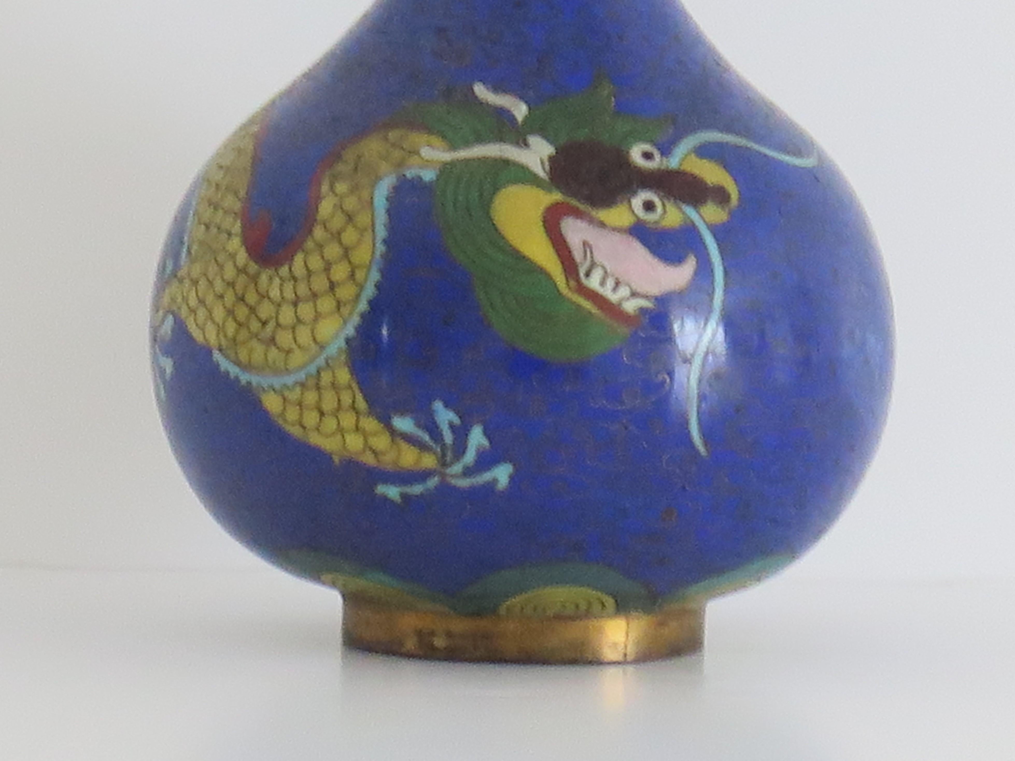 Dies ist eine sehr dekorative kleine Cloisonné-Vase, die in China hergestellt wurde und aus der zweiten Hälfte des 19. 

Die Vase hat eine gute kugelförmige Balusterform. Sie wurde aus einer Bronzelegierung mit reichhaltigen Emaillen in vielen
