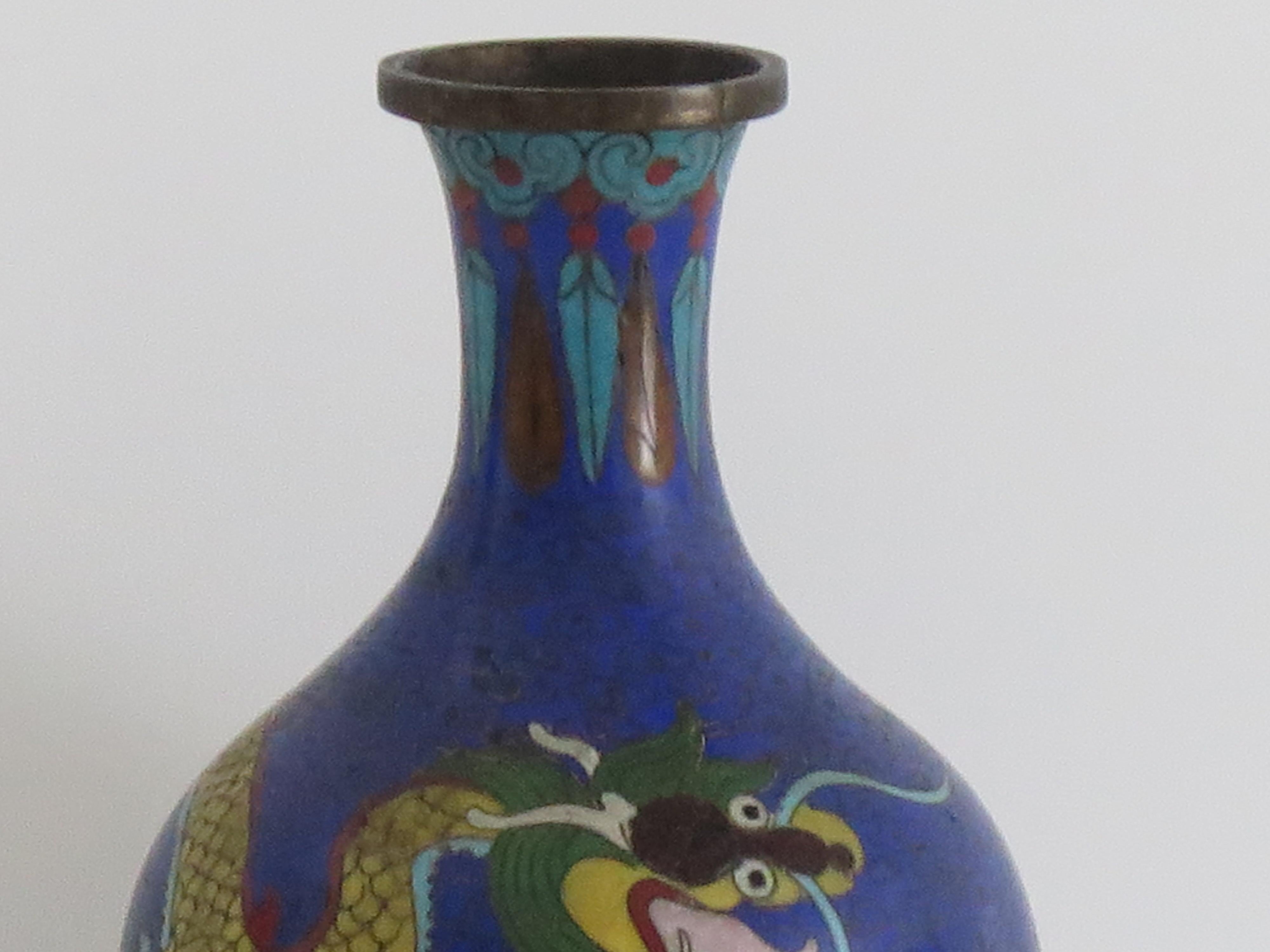 Chinesische Cloisonné-Vase des 19. Jahrhunderts mit Drachen, der Perlen jagt, Qing-Zeit (Qing-Dynastie) im Angebot