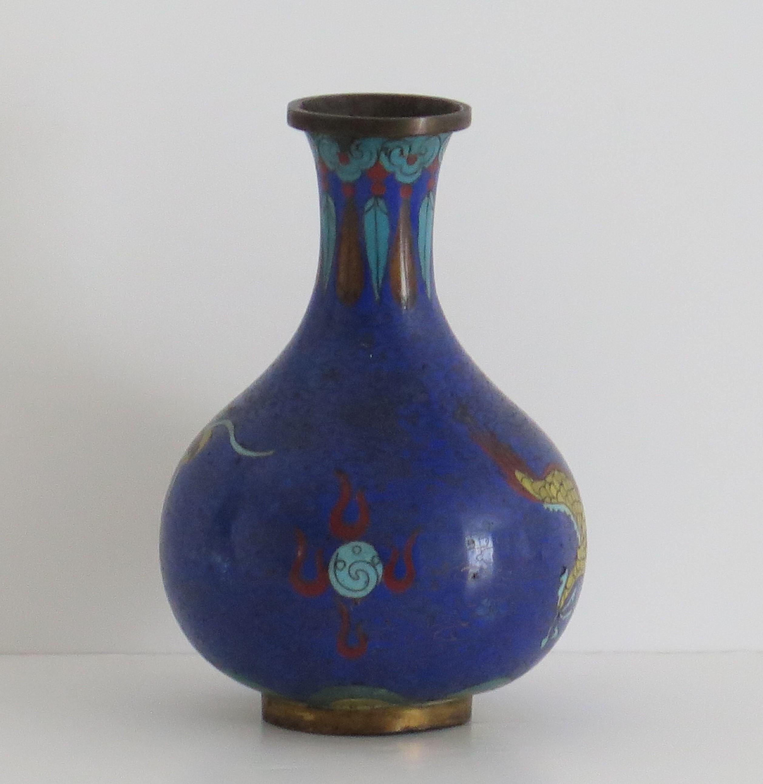 Chinesische Cloisonné-Vase des 19. Jahrhunderts mit Drachen, der Perlen jagt, Qing-Zeit im Zustand „Gut“ im Angebot in Lincoln, Lincolnshire