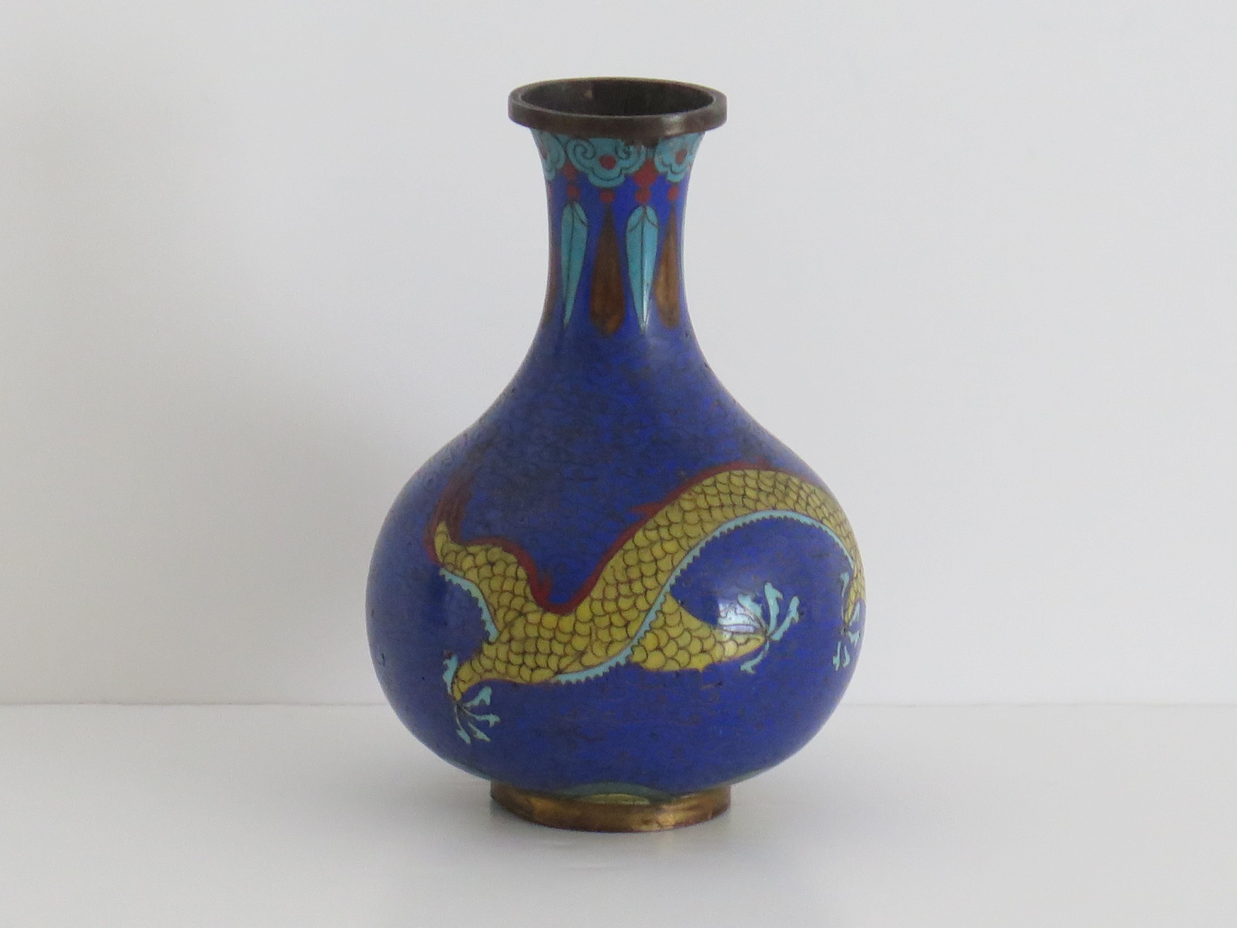 Chinesische Cloisonné-Vase des 19. Jahrhunderts mit Drachen, der Perlen jagt, Qing-Zeit (Keramik) im Angebot