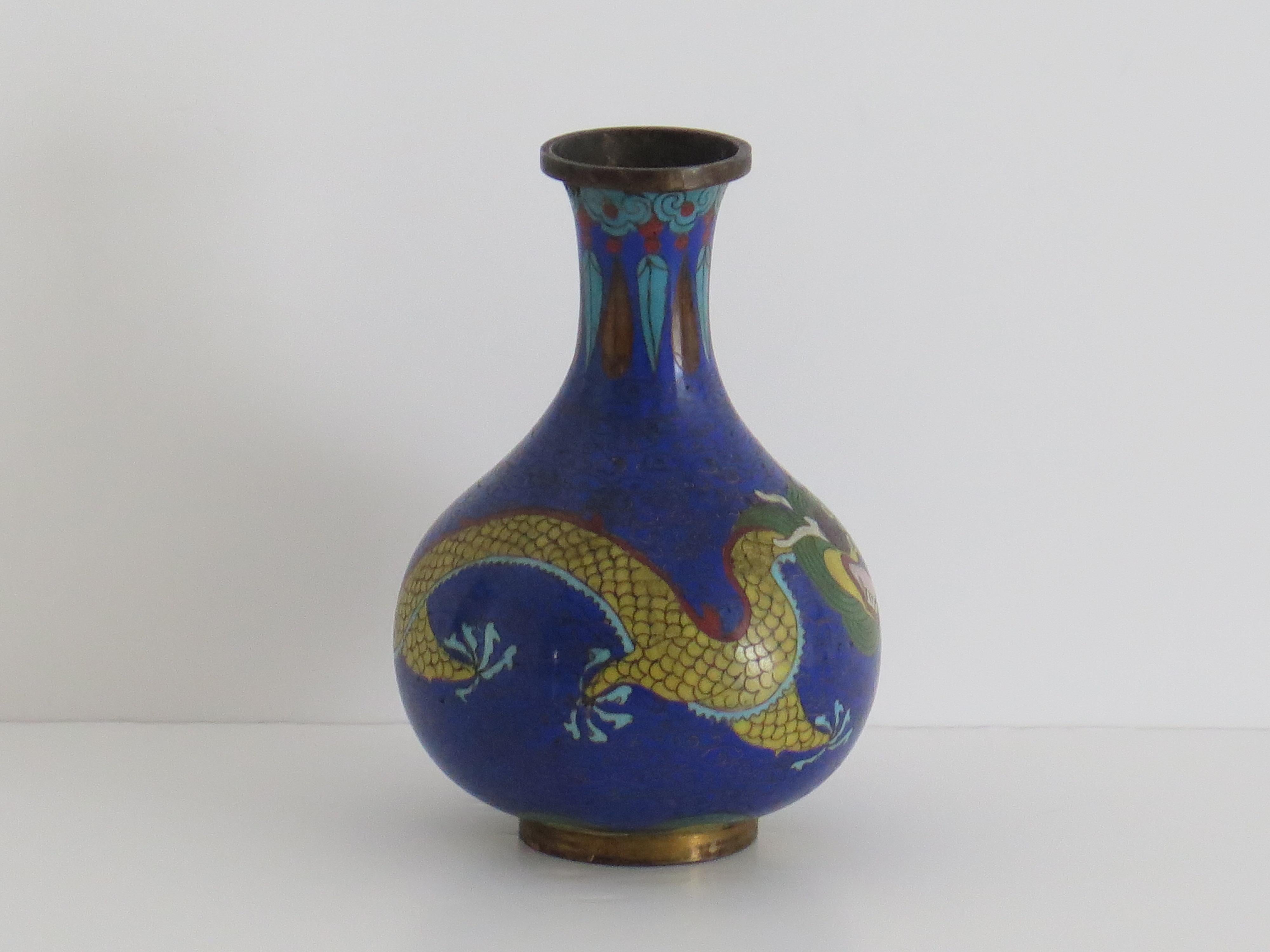 Chinesische Cloisonné-Vase des 19. Jahrhunderts mit Drachen, der Perlen jagt, Qing-Zeit im Angebot 1
