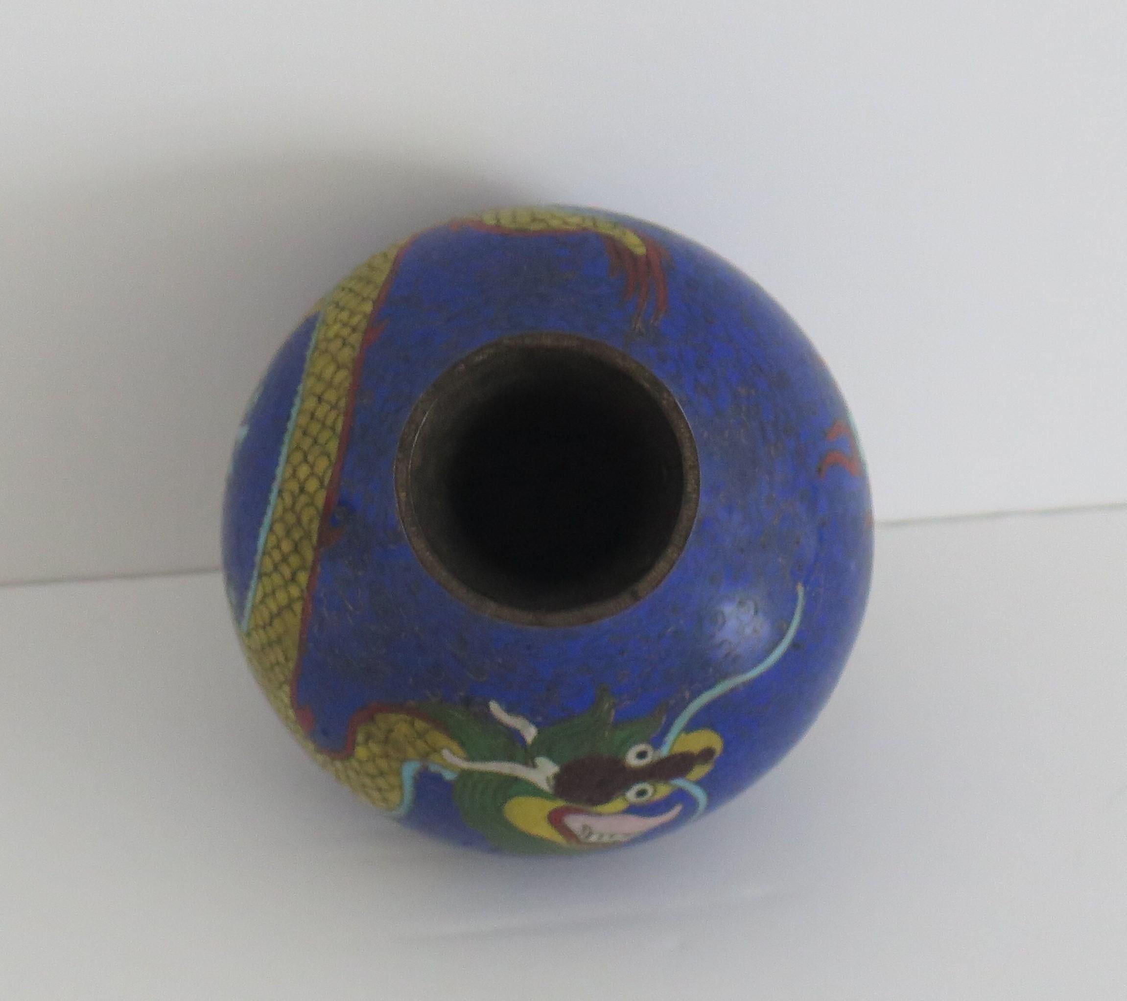 Chinesische Cloisonné-Vase des 19. Jahrhunderts mit Drachen, der Perlen jagt, Qing-Zeit im Angebot 2