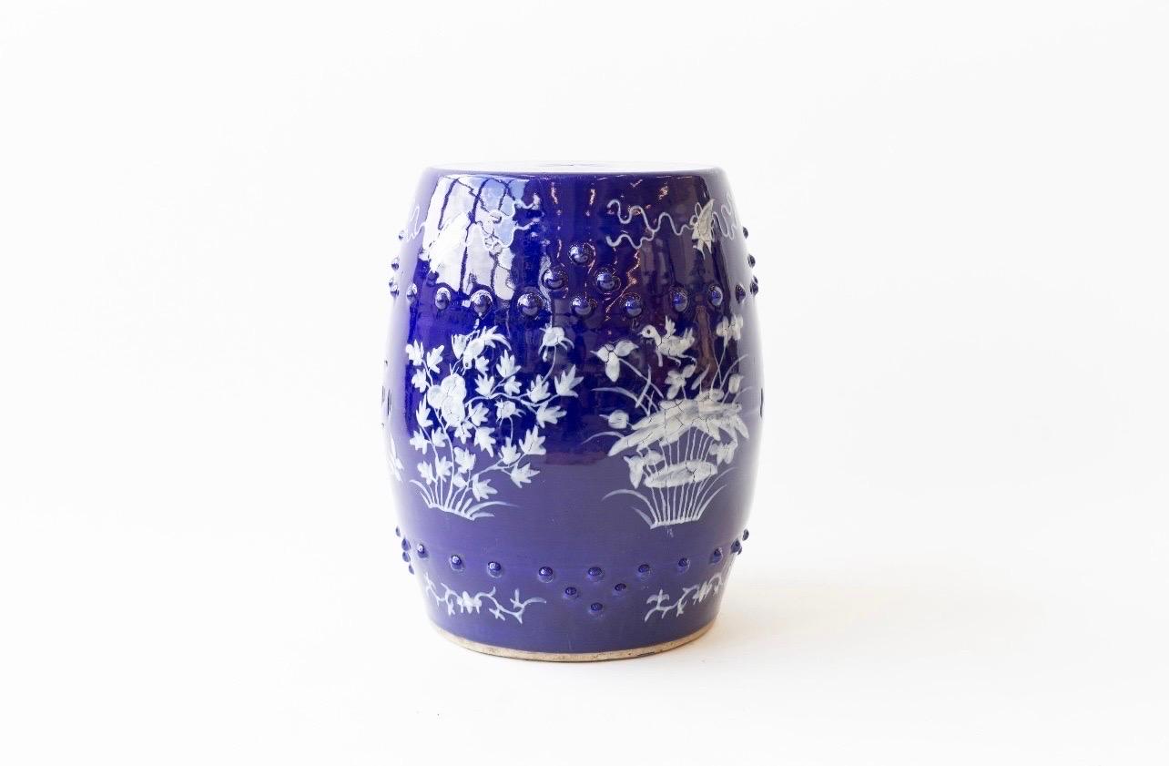 Siège de jardin chinois du XIXe siècle.  Fond bleu cobalt vibrant, avec décor de pâté-sur-pâté blanc.

Le dessus et l'extérieur sont décorés de fleurs et de symboles de bon augure, dont des chauves-souris stylisées.

Il peut être utilisé comme