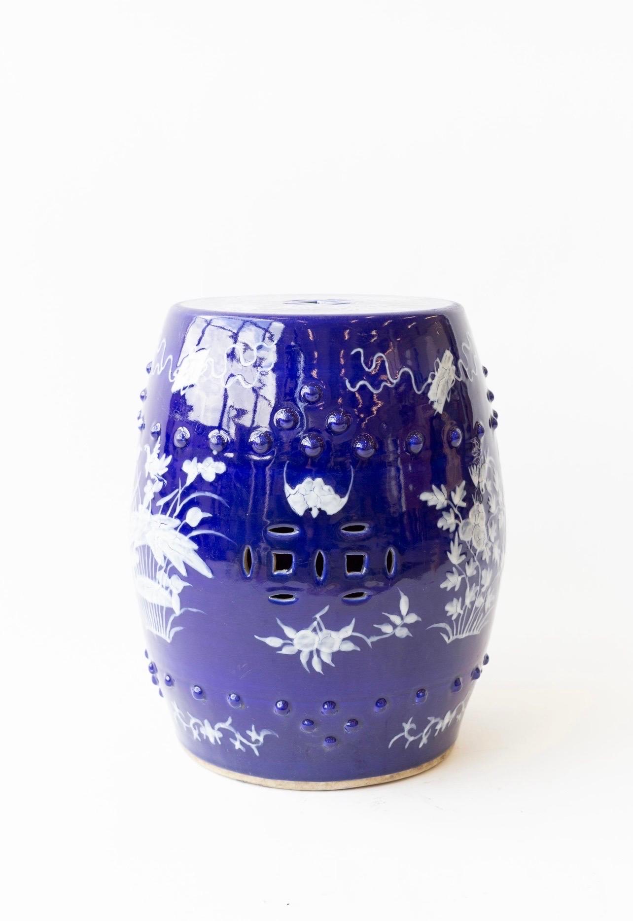 Siège de jardin en porcelaine chinoise bleu cobalt du 19e siècle en vente 2