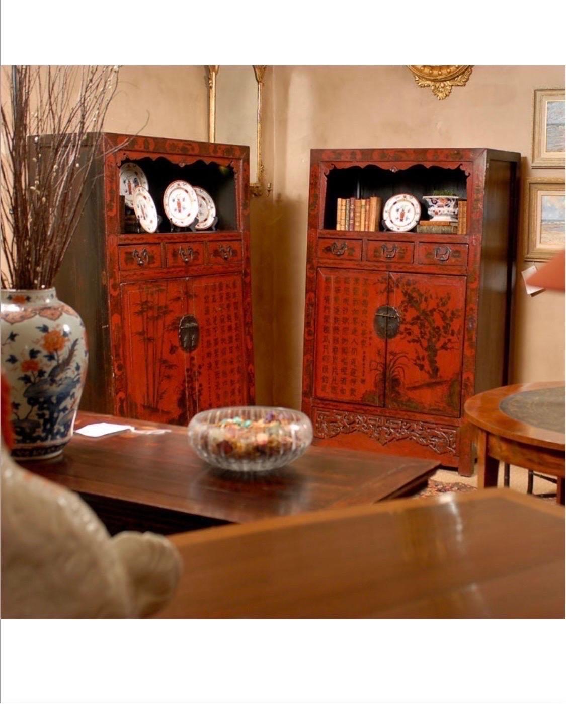 I tuoi armadi dipinti in stile cineseria del XIX secolo sono un esempio straordinario di artigianato tradizionale ed eleganza artistica. L'esterno degli armadi è ornato da intricati disegni dipinti a mano che fondono l'estetica dell'Asia orientale