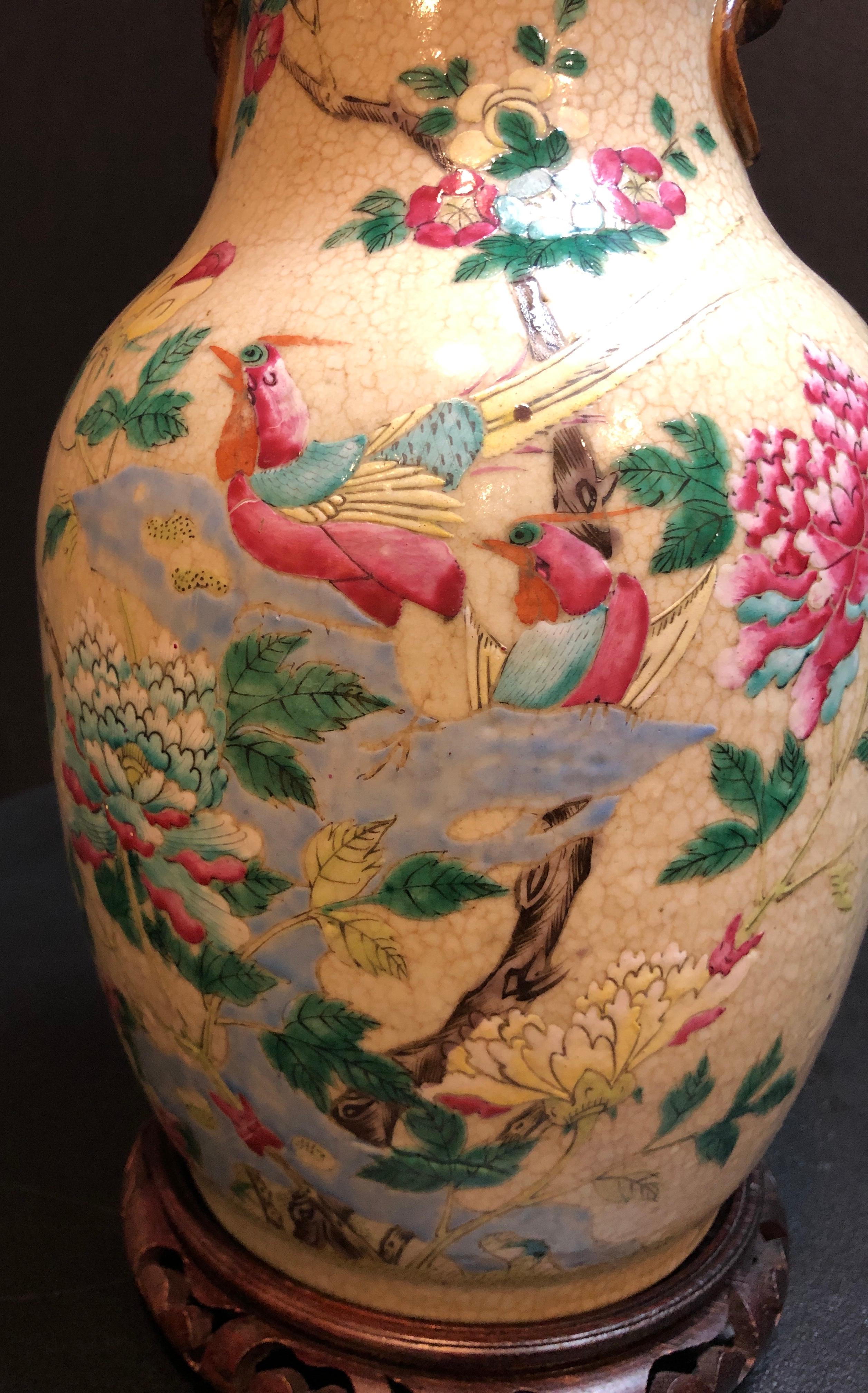 vase chinois du 19ème siècle en forme de lampe. Avec de belles couleurs vives et un émaillage en relief. Oiseau Ho-ho au centre, entouré de fleurs.
15.5