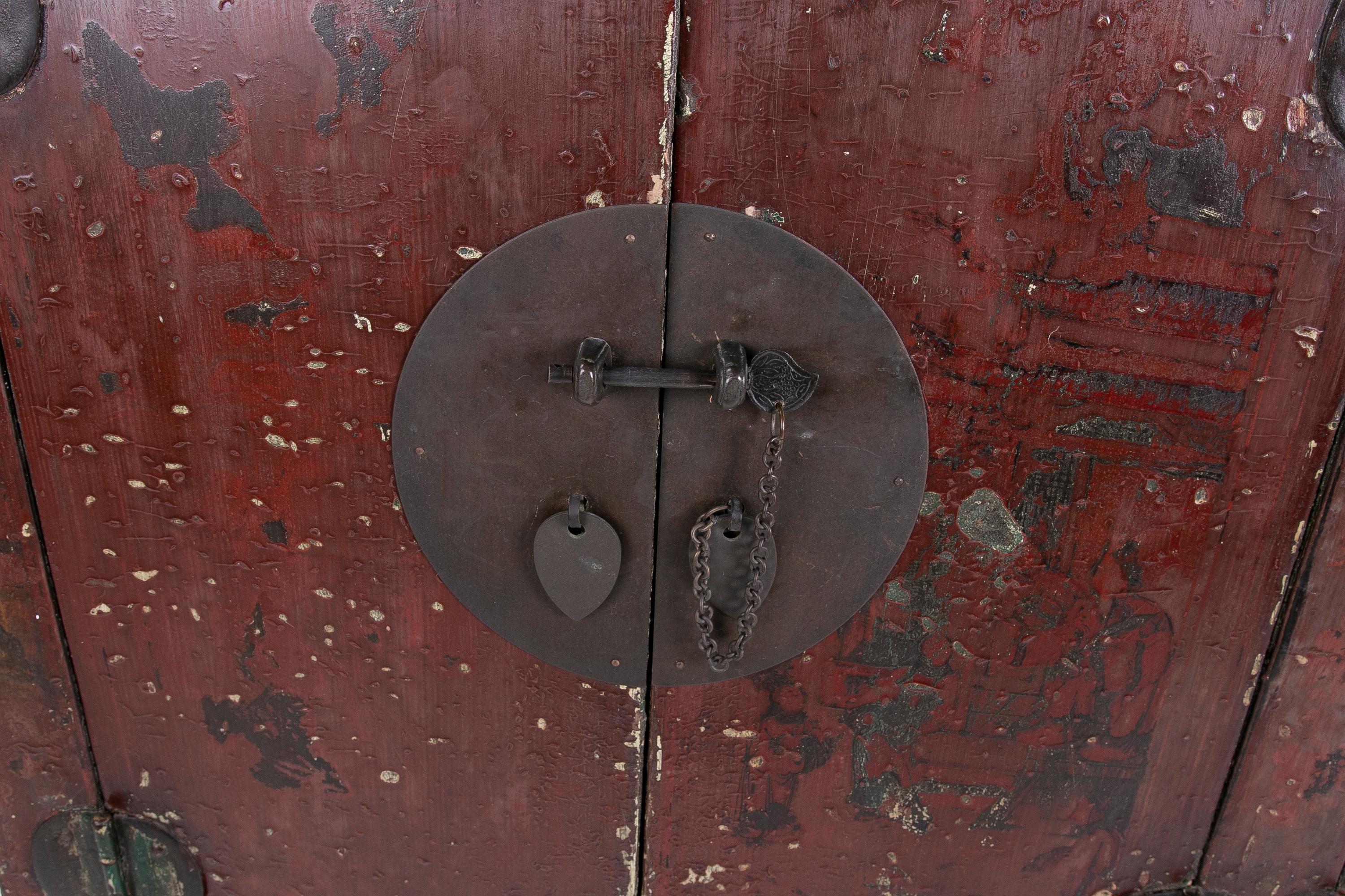 Armoire chinoise du 19ème siècle laquée en rouge avec deux portes en vente 4