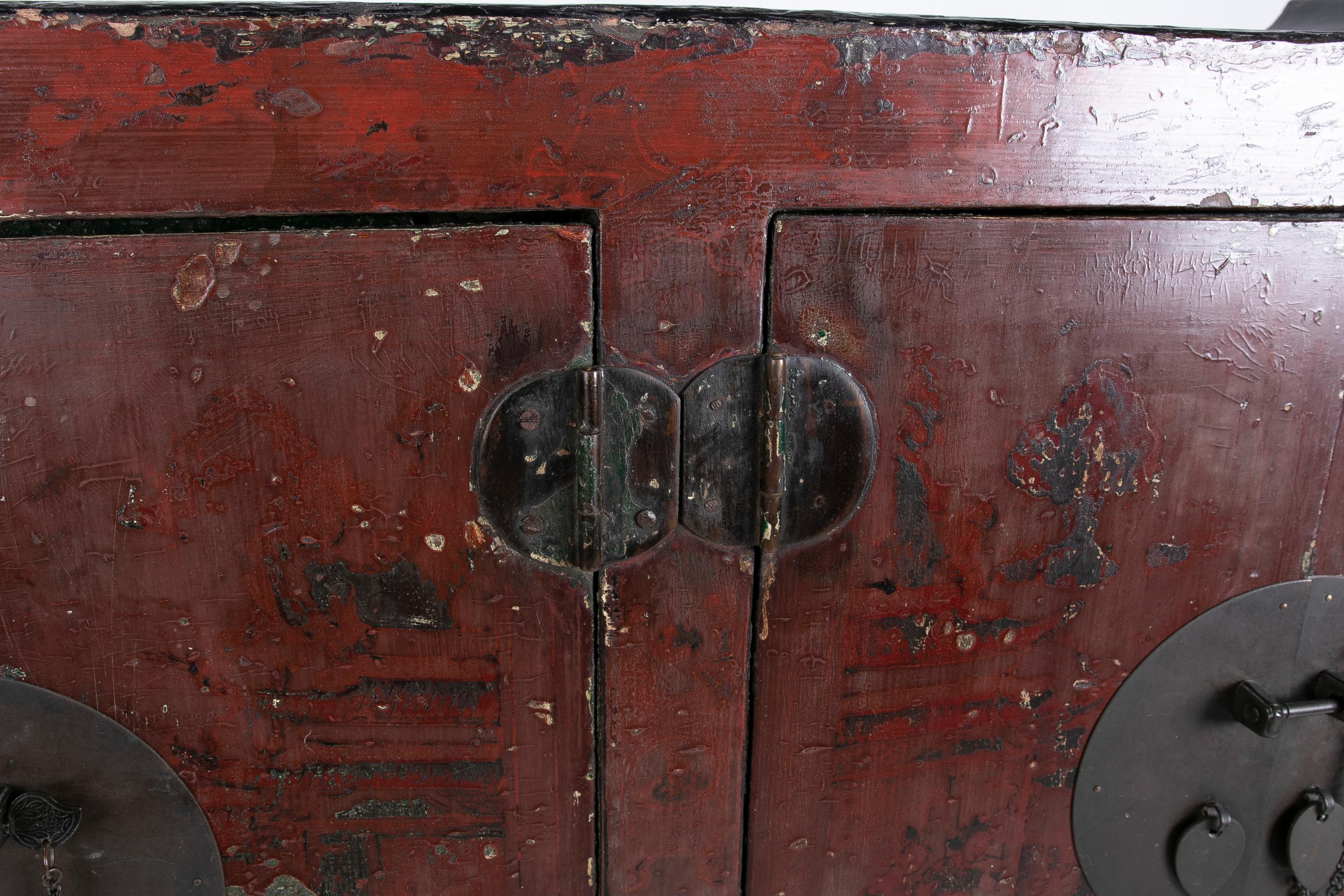 Armoire chinoise du 19ème siècle laquée en rouge avec deux portes en vente 6