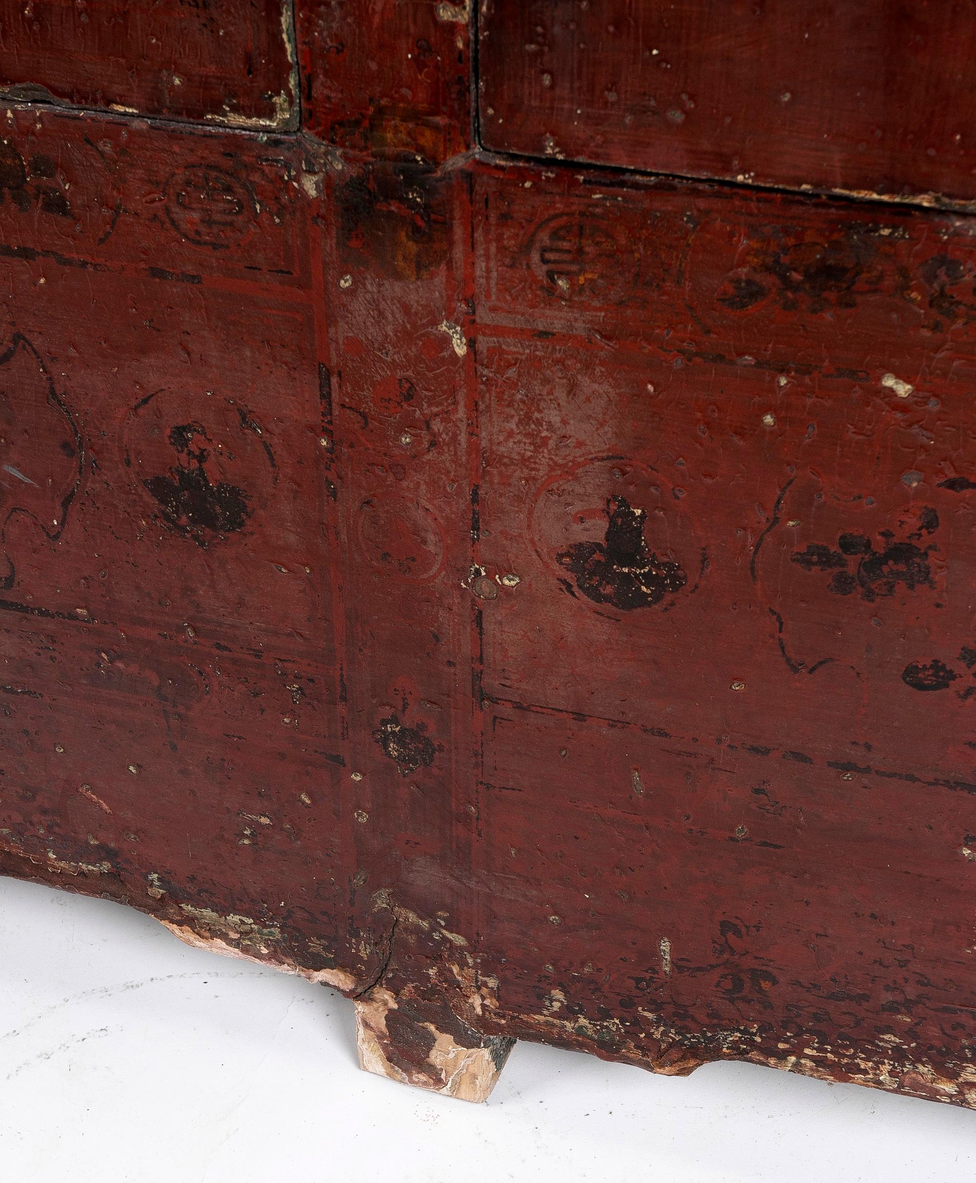 Armoire chinoise du 19ème siècle laquée en rouge avec deux portes en vente 10