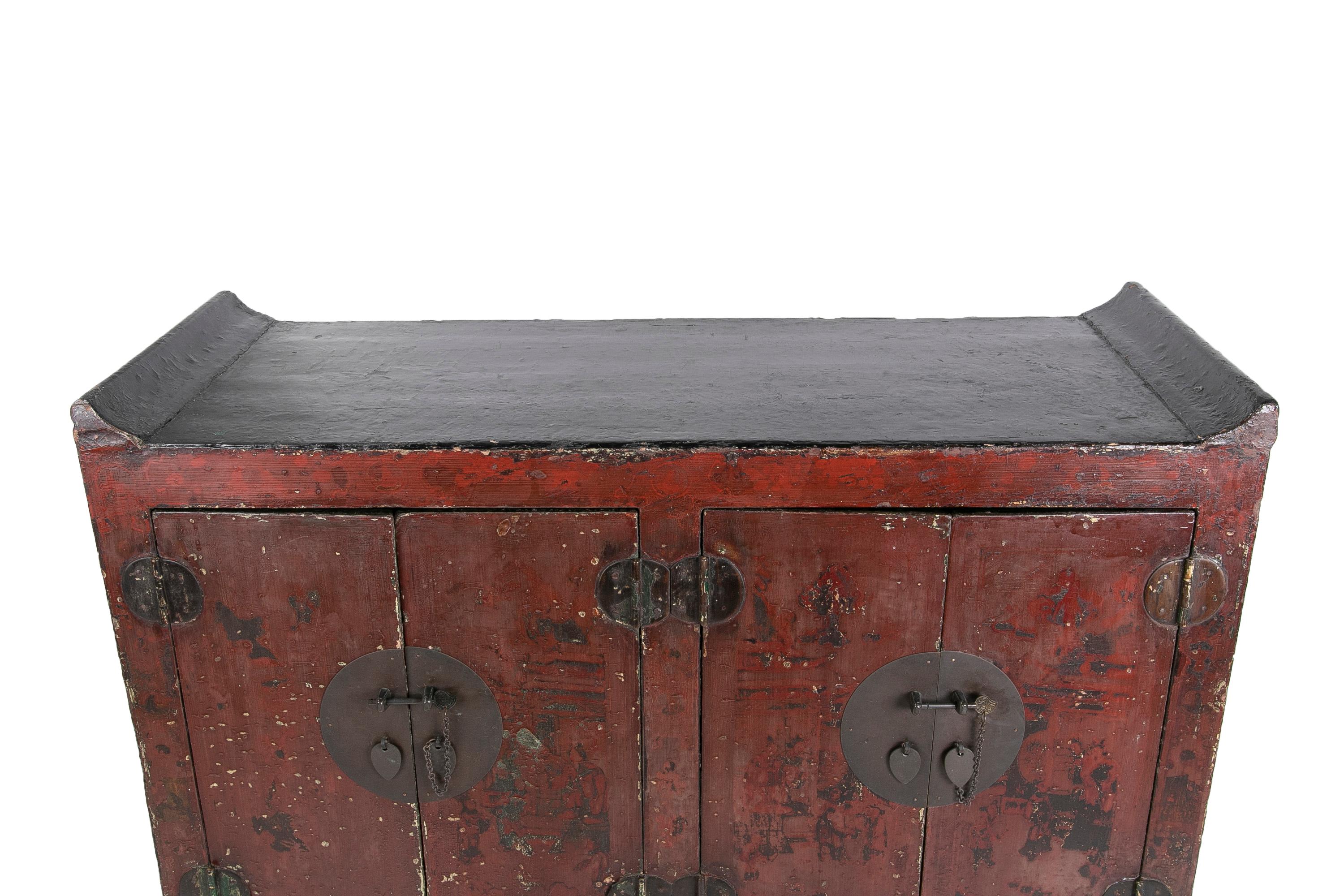 Armoire chinoise du 19ème siècle laquée en rouge avec deux portes en vente 11