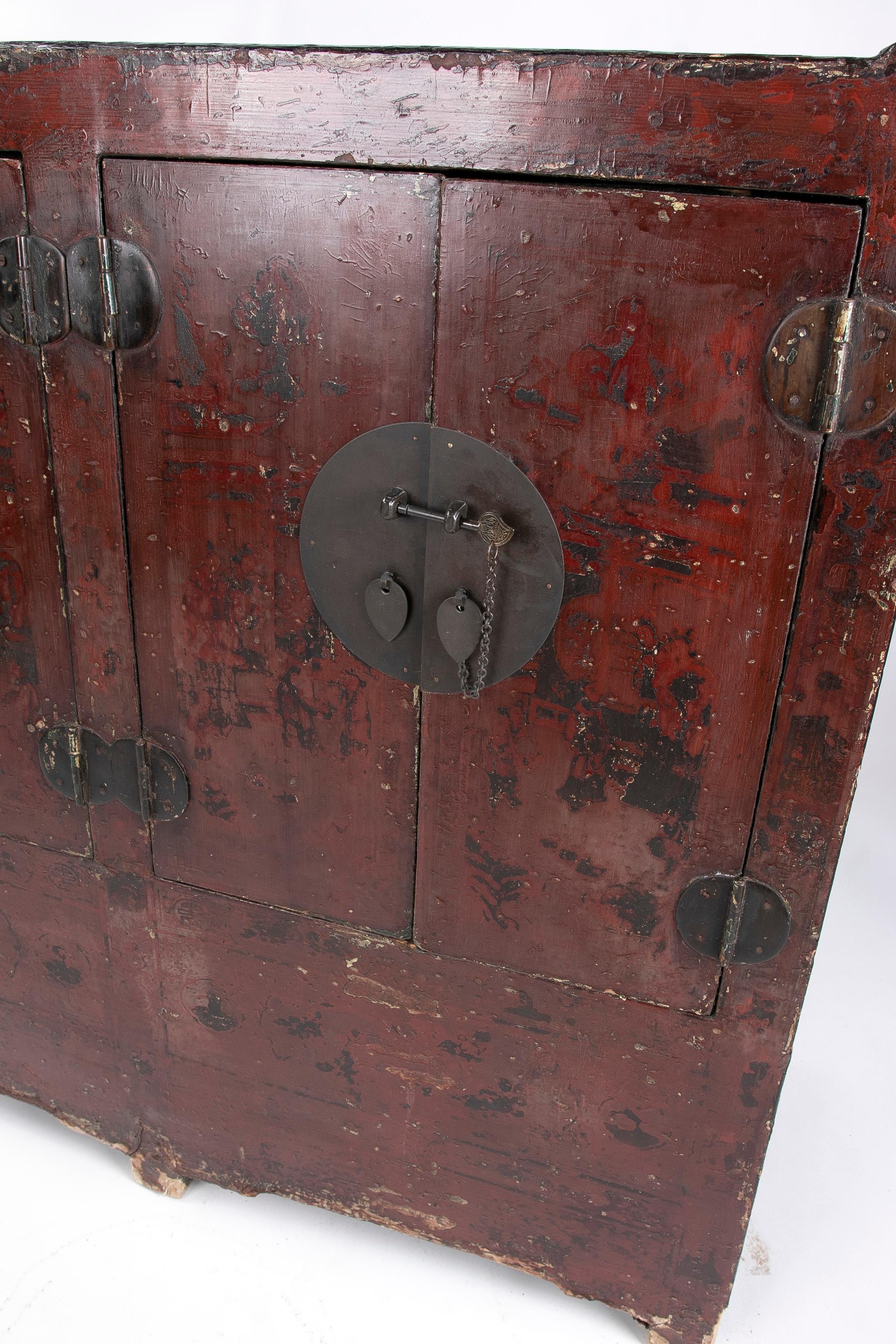 Armoire chinoise du 19ème siècle laquée en rouge avec deux portes en vente 12