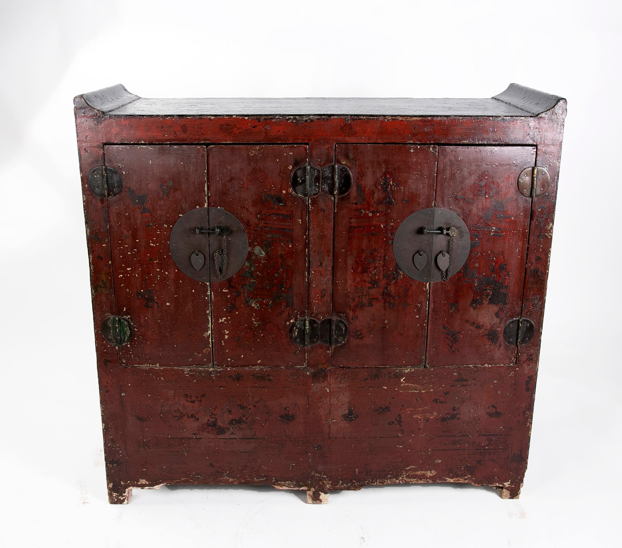 Cinese Credenza cinese del XIX secolo laccata in rosso con due ante in vendita