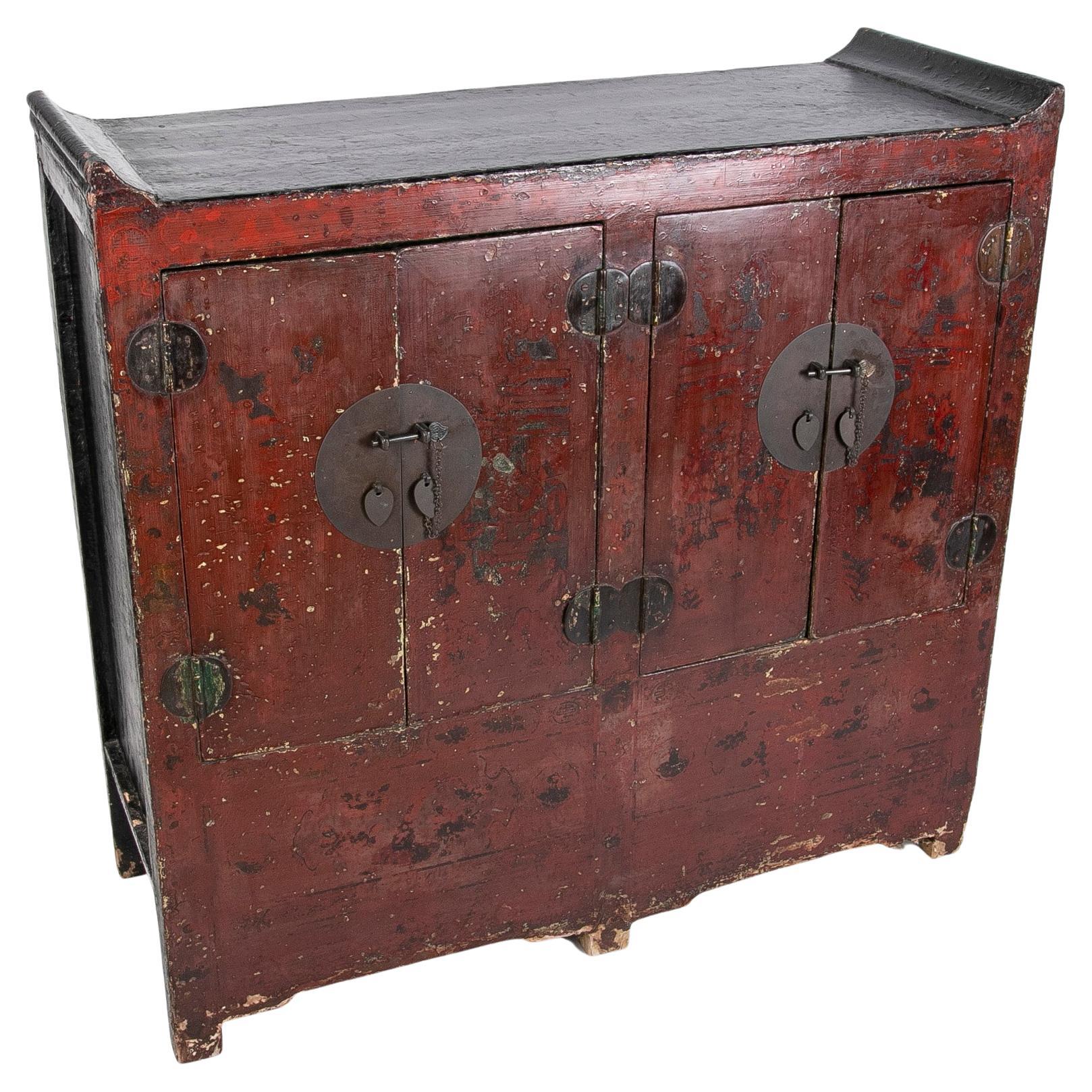 Armoire chinoise du 19ème siècle laquée en rouge avec deux portes