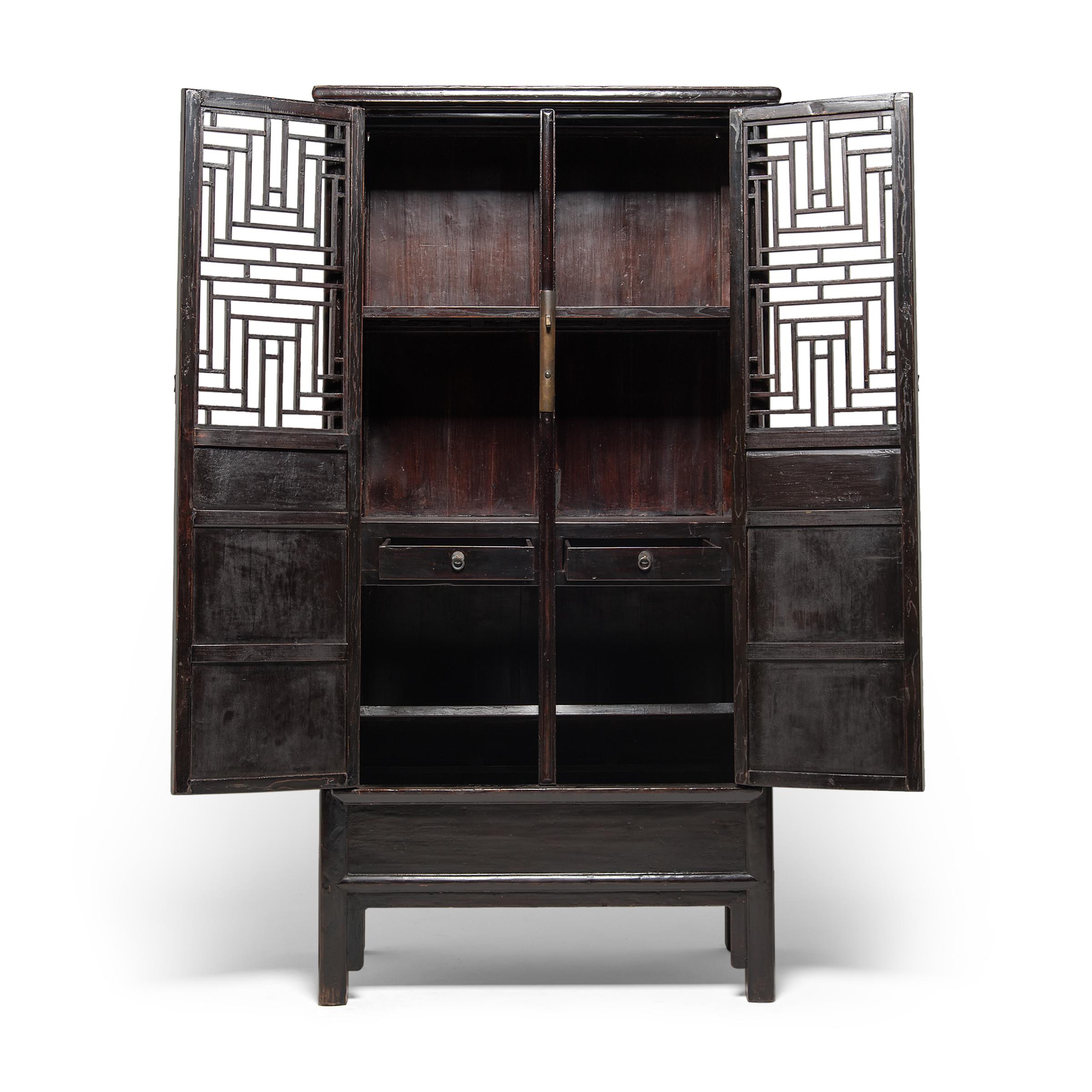 Chinesischer Vitrinenschrank mit Diamantgittern:: c. 1850 (19. Jahrhundert) im Angebot