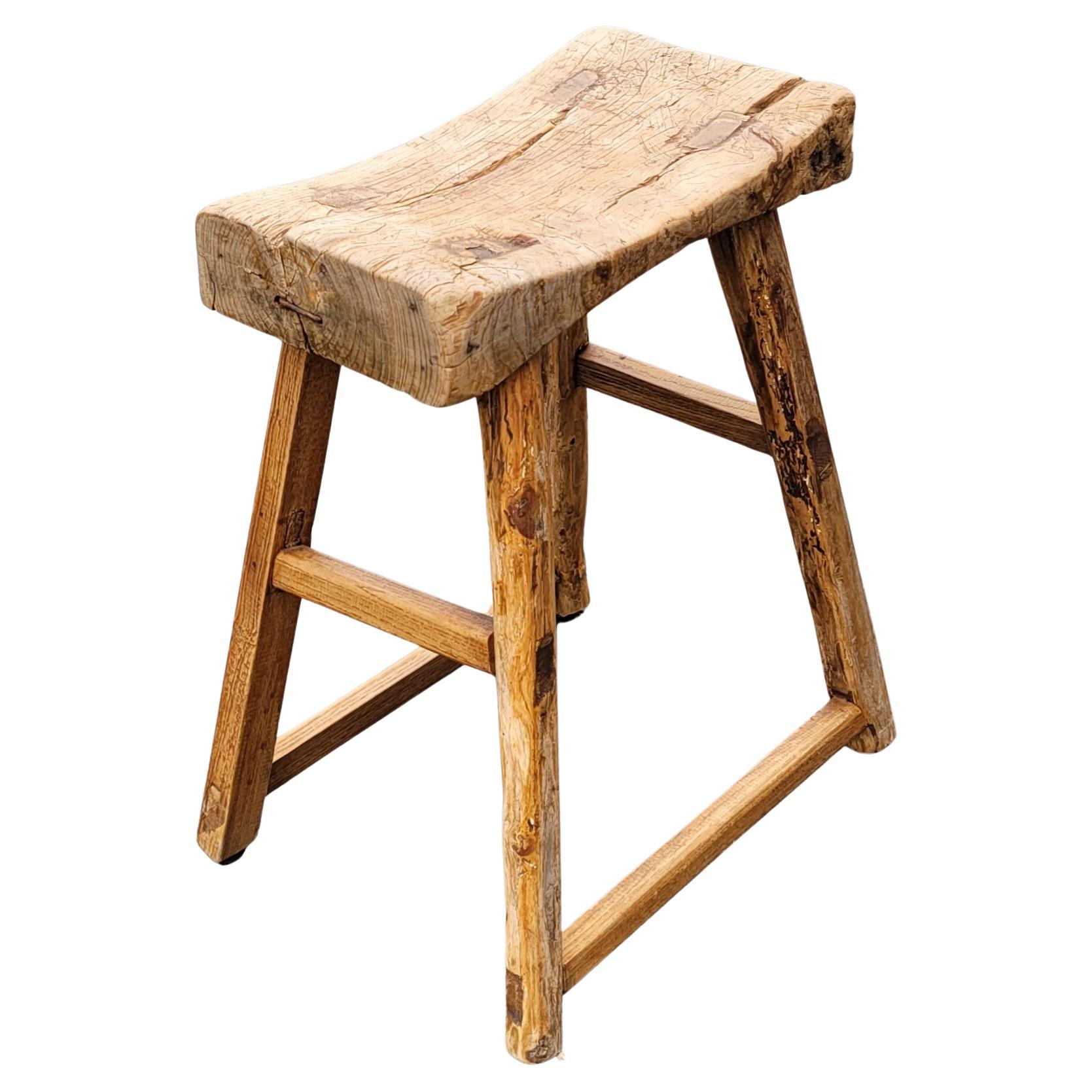 Tabouret brutaliste primitif de ferme rustique chinoise en orme du 19ème siècle