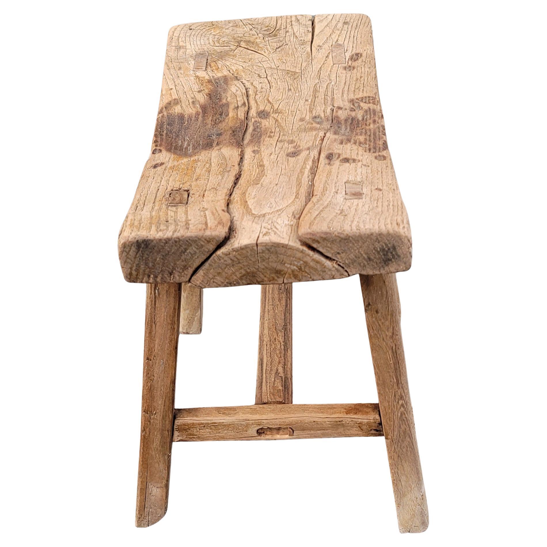 Chinois Tabouret brutaliste rustique primitif chinois en orme du 19ème siècle en vente