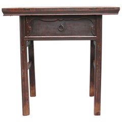 Table d'appoint en orme chinois du XIXe siècle