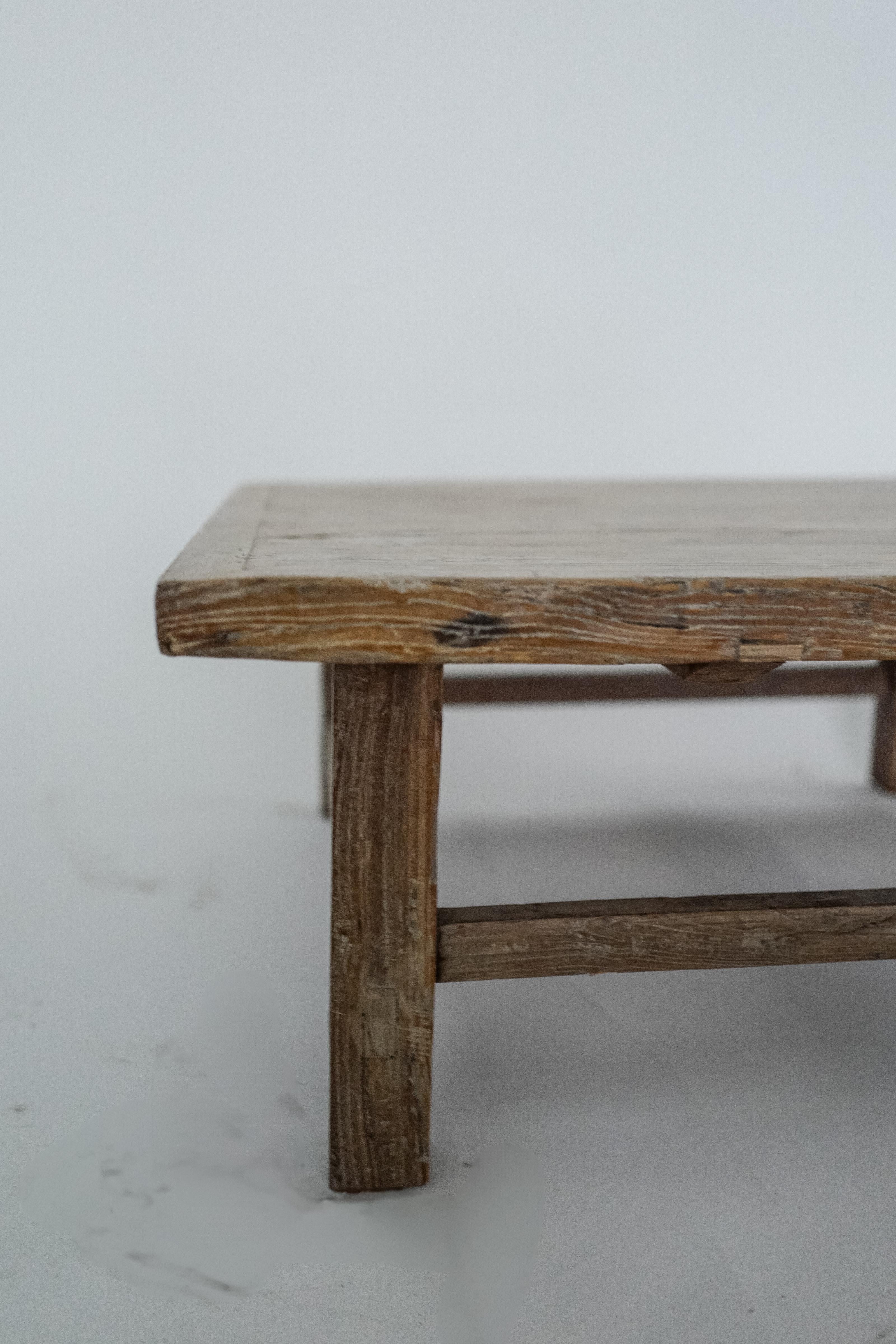 Qing Table basse carrée en orme chinois du 19e siècle - charme provincial rustique en vente