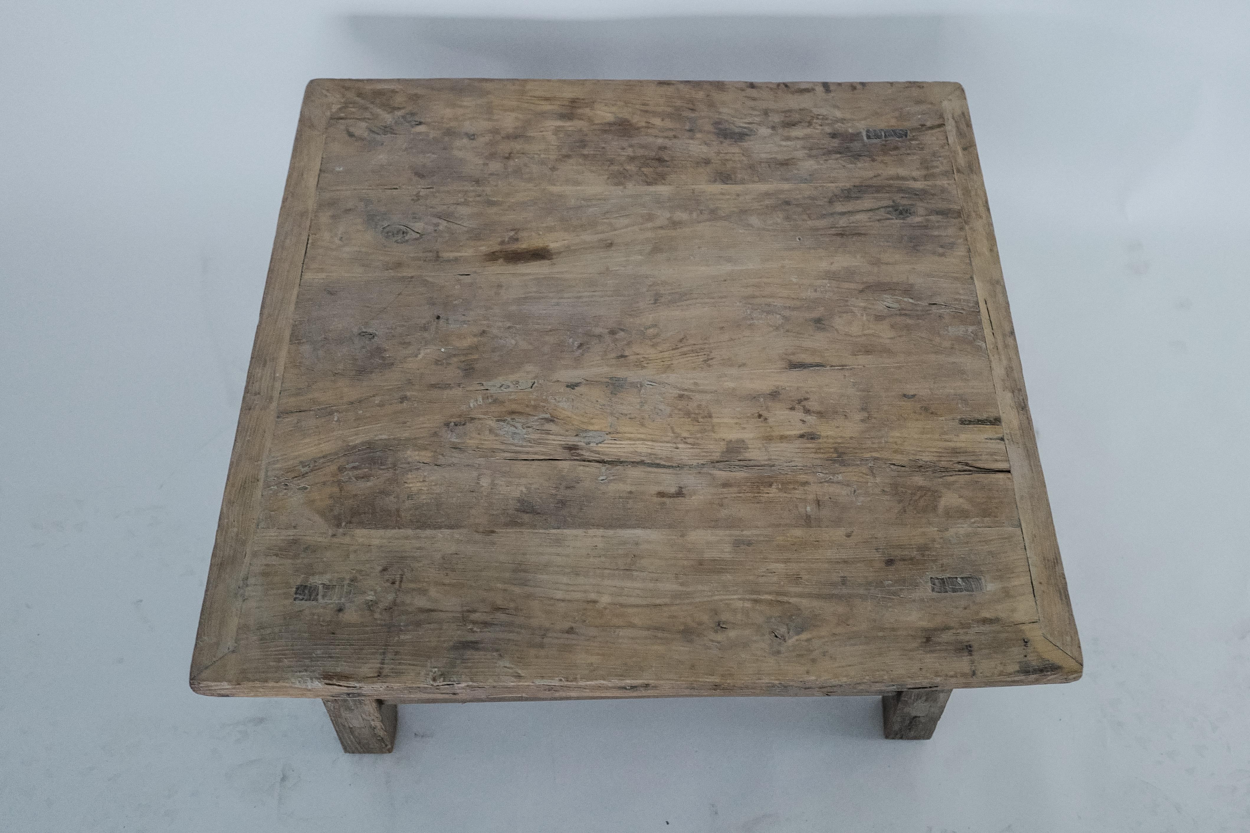 Chinois Table basse carrée en orme chinois du 19e siècle - charme provincial rustique en vente