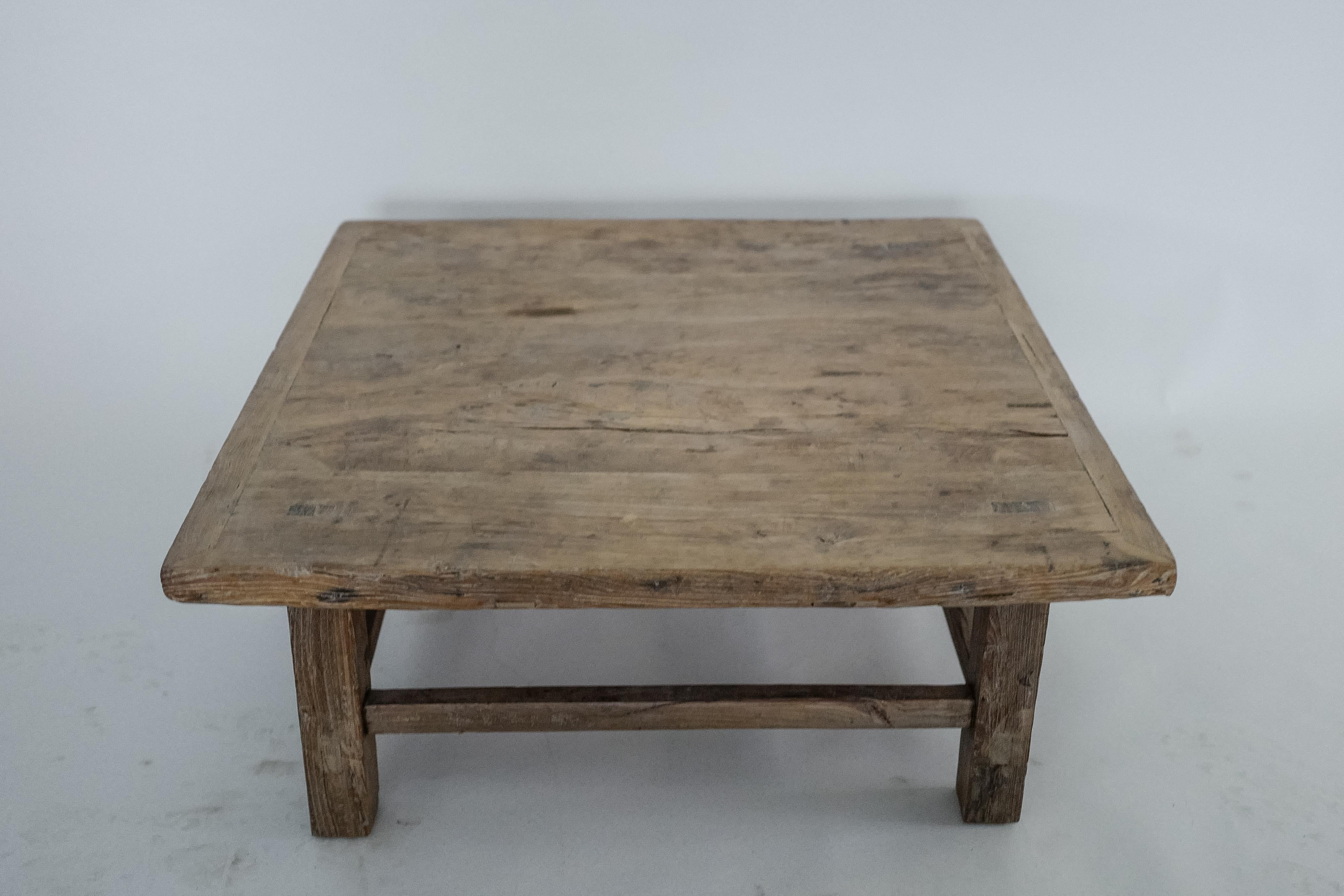 Sculpté à la main Table basse carrée en orme chinois du 19e siècle - charme provincial rustique en vente
