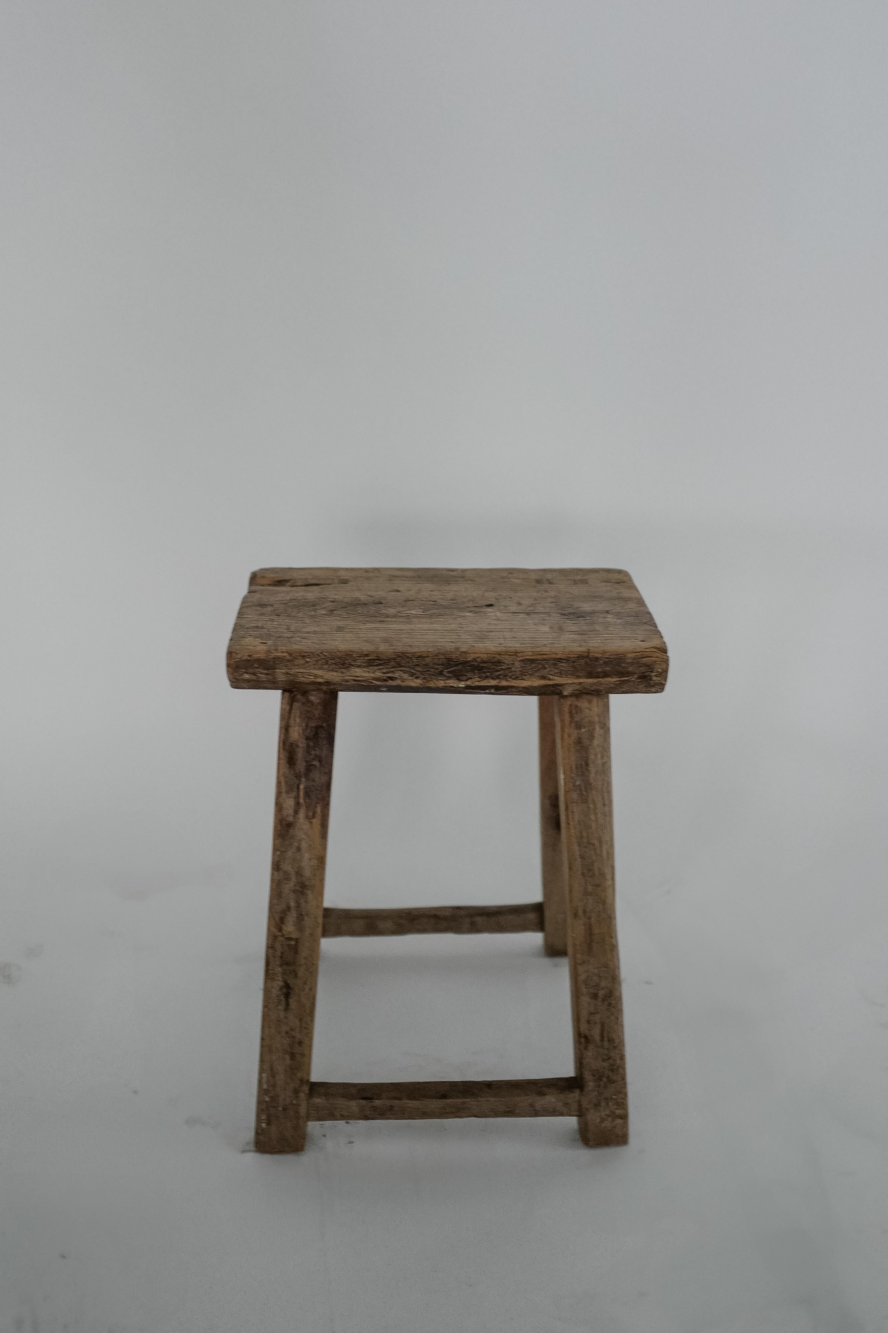 Ce tabouret en orme chinois du XIXe siècle est un charmant exemple d'artisanat traditionnel, mettant en valeur la beauté naturelle et la durabilité du bois d'orme massif. Avec son aspect rustique, ses tons chauds et son grain de bois