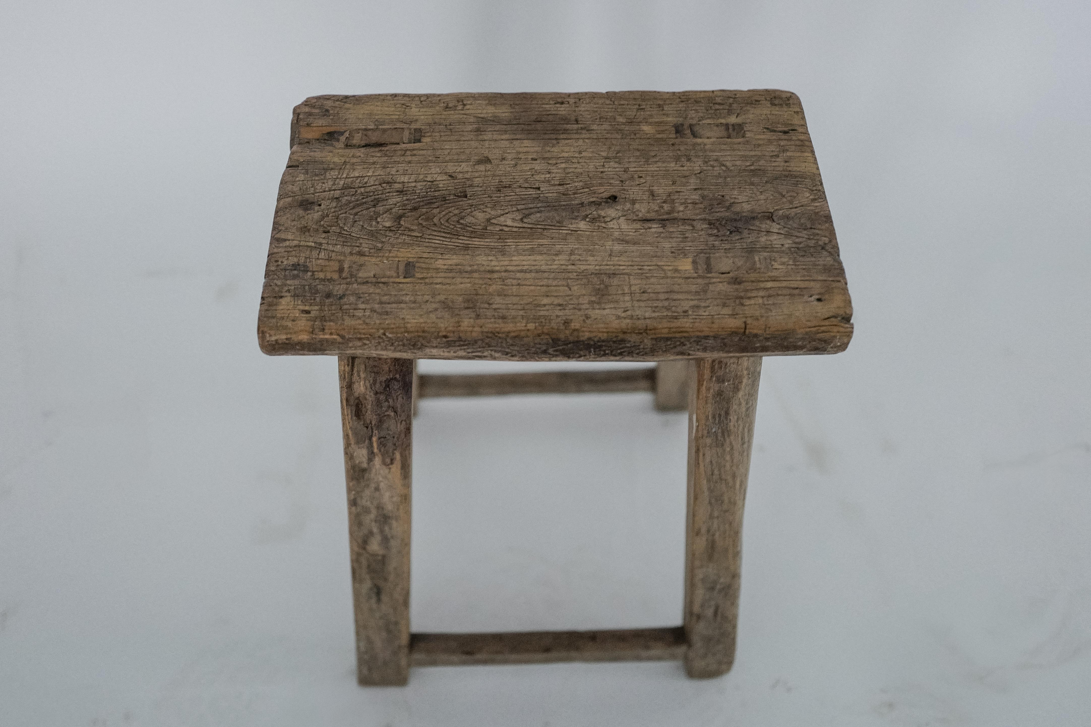 Qing Tabouret en orme chinois du 19ème siècle - Pièce d'accent en bois massif antique et rustique en vente