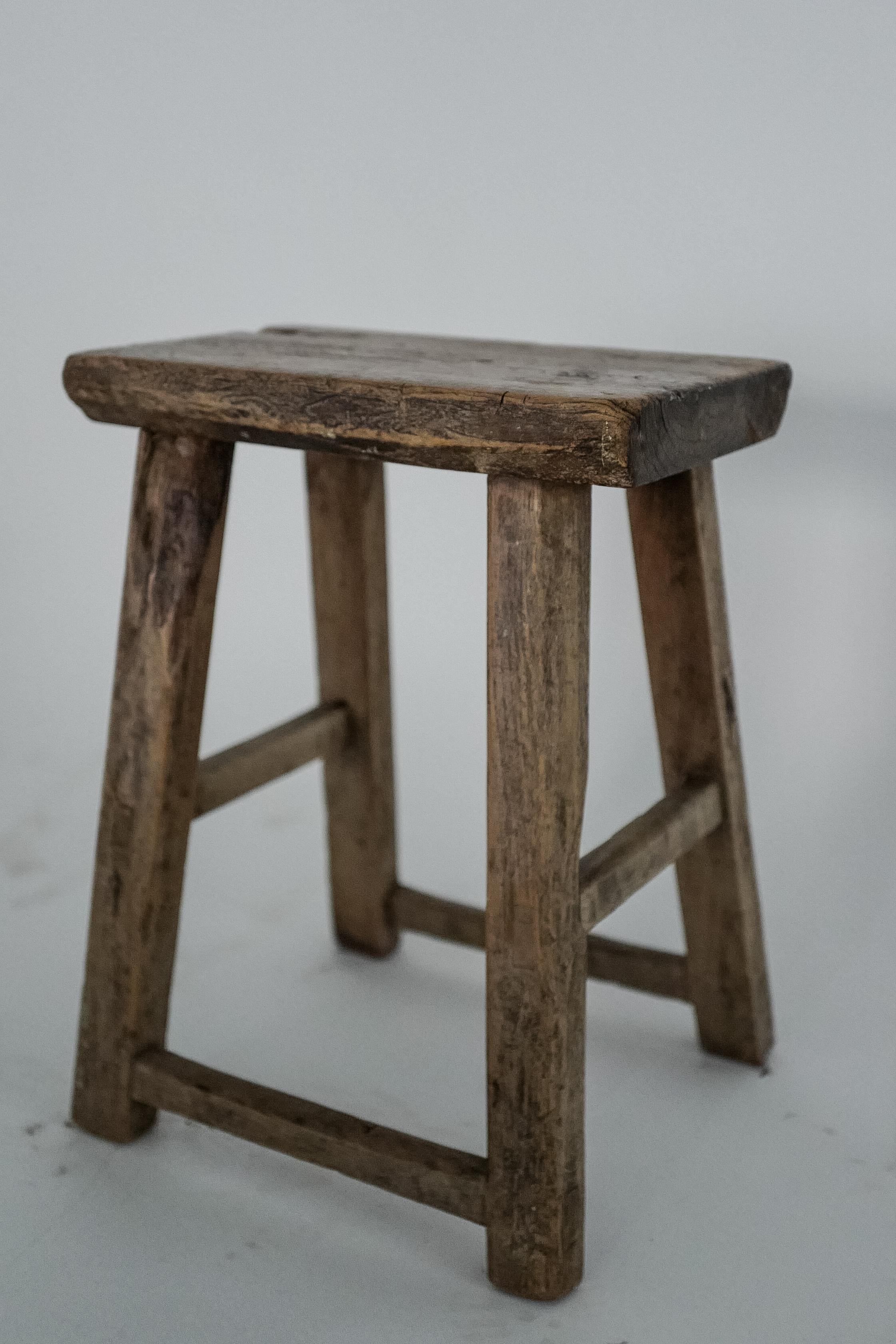Chinois Tabouret en orme chinois du 19ème siècle - Pièce d'accent en bois massif antique et rustique en vente
