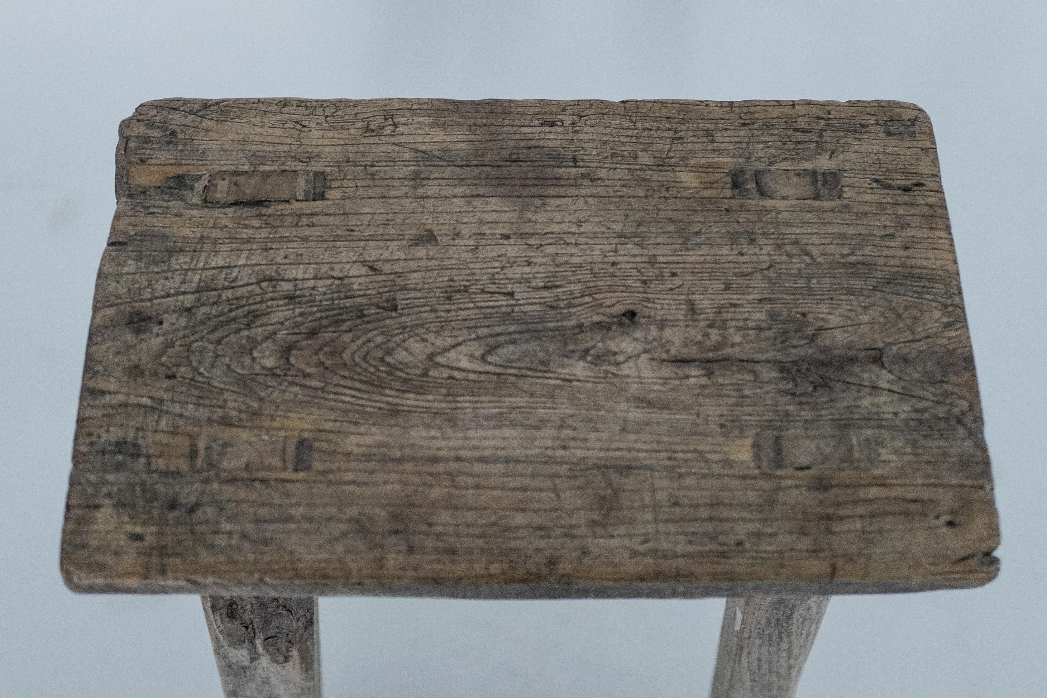 Tabouret en orme chinois du 19ème siècle - Pièce d'accent en bois massif antique et rustique Bon état - En vente à Milano, IT