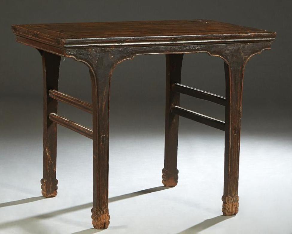 Ein klassischer und schön konstruierter antiker chinesischer Weintisch mit einer rechteckigen Platte über einem gewölbten Sockel. Sitzen auf  geschnitzten Füßen, mit doppelter Bahre und klaren Linien, ist dieses Ulmenholz aus dem 19.  Ein Tisch mit