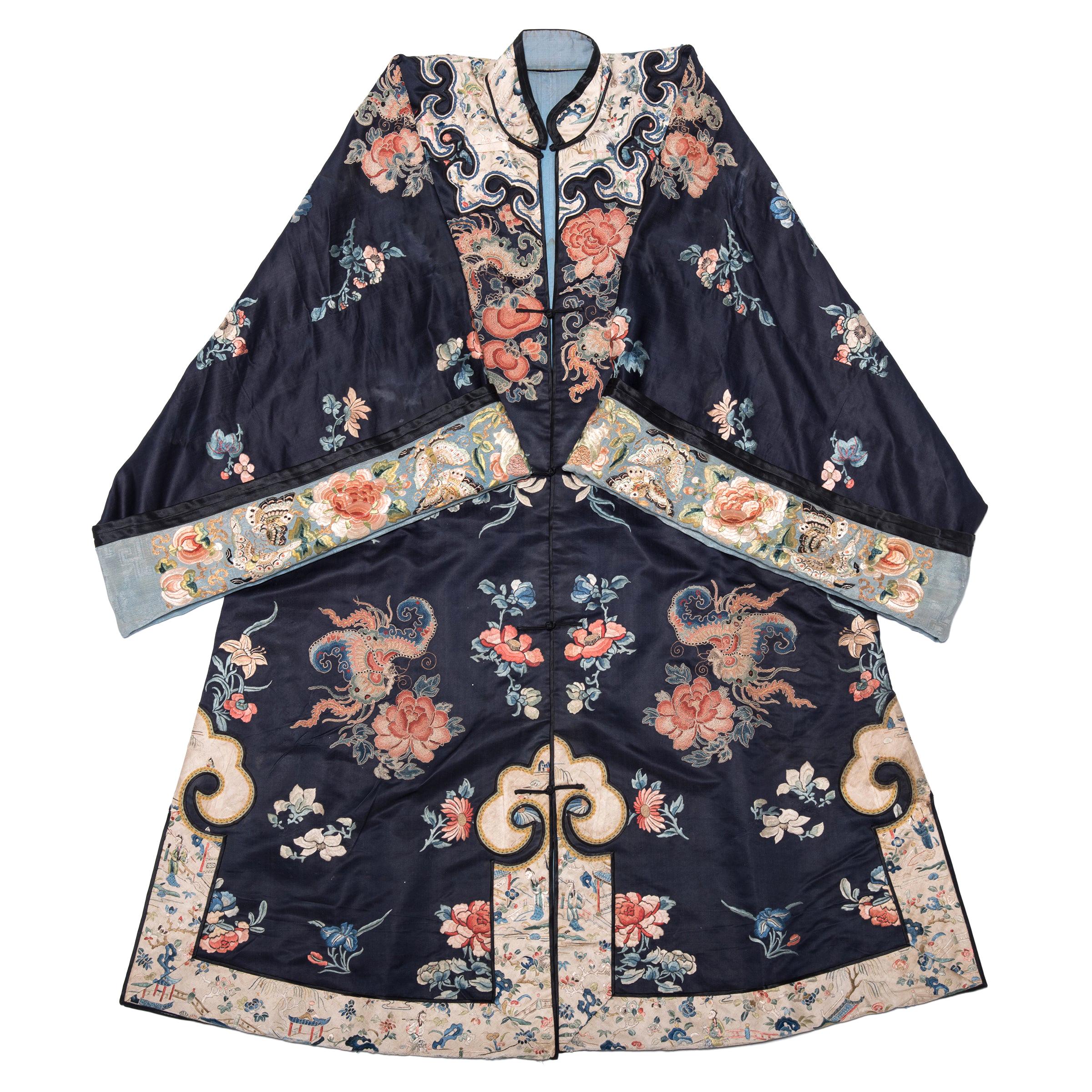19. Jahrhundert Chinesisches besticktes Seidenkleid mit Schmetterlingsmuster für Damen