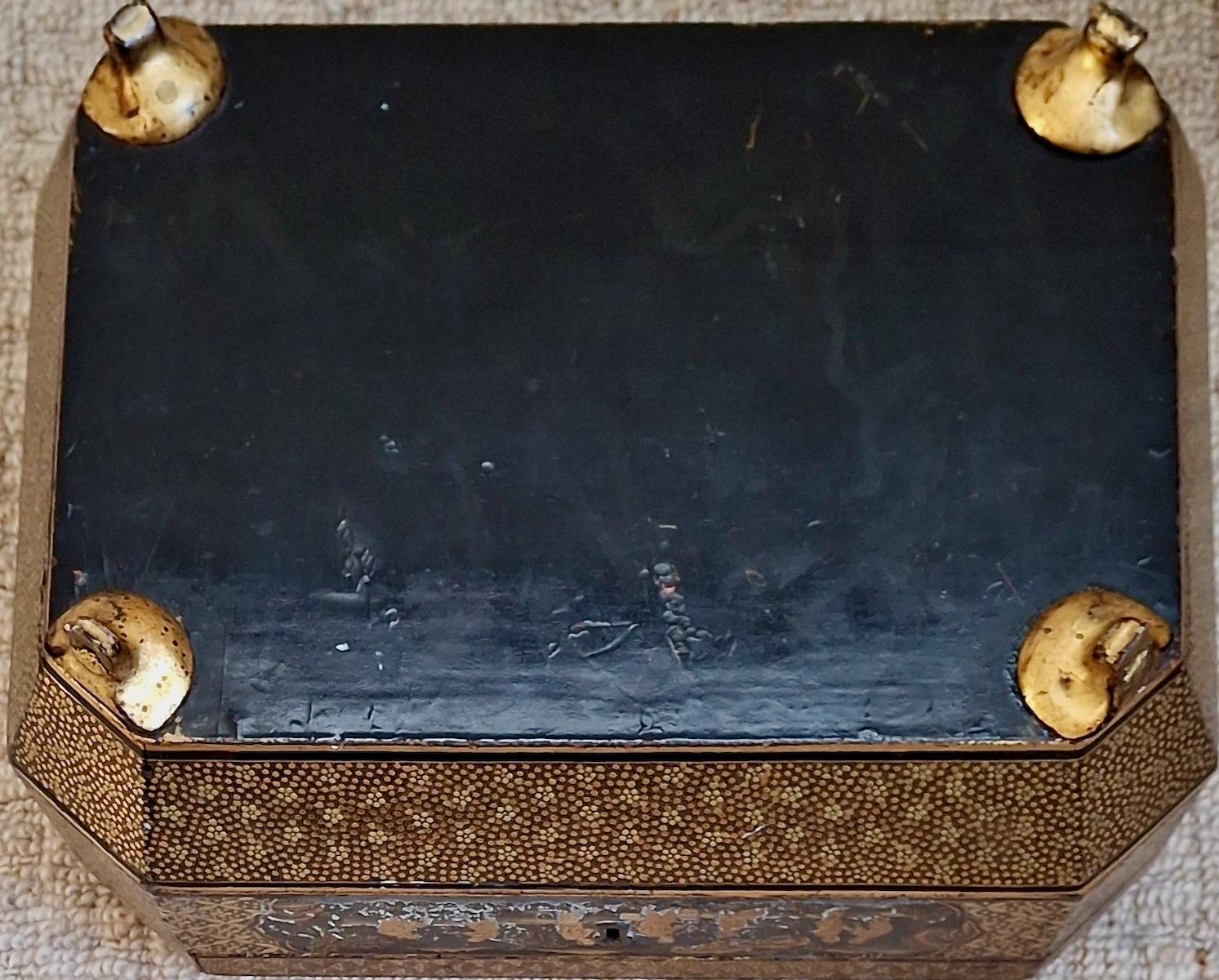 Caja de madera lacada negra y dorada de exportación china del siglo XIX en venta 4