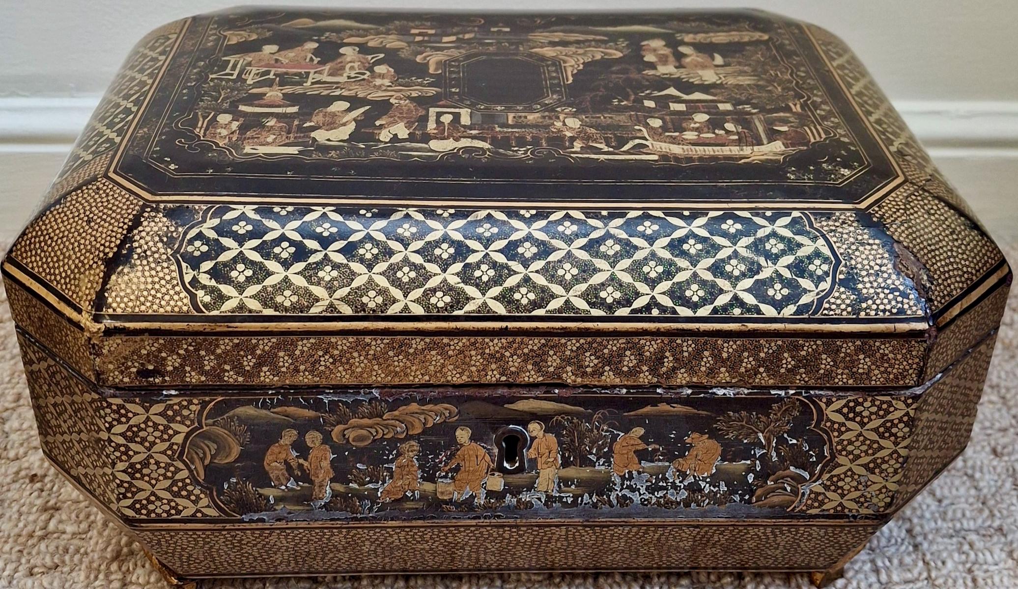 Caja de madera lacada negra y dorada de exportación china del siglo XIX Chino en venta