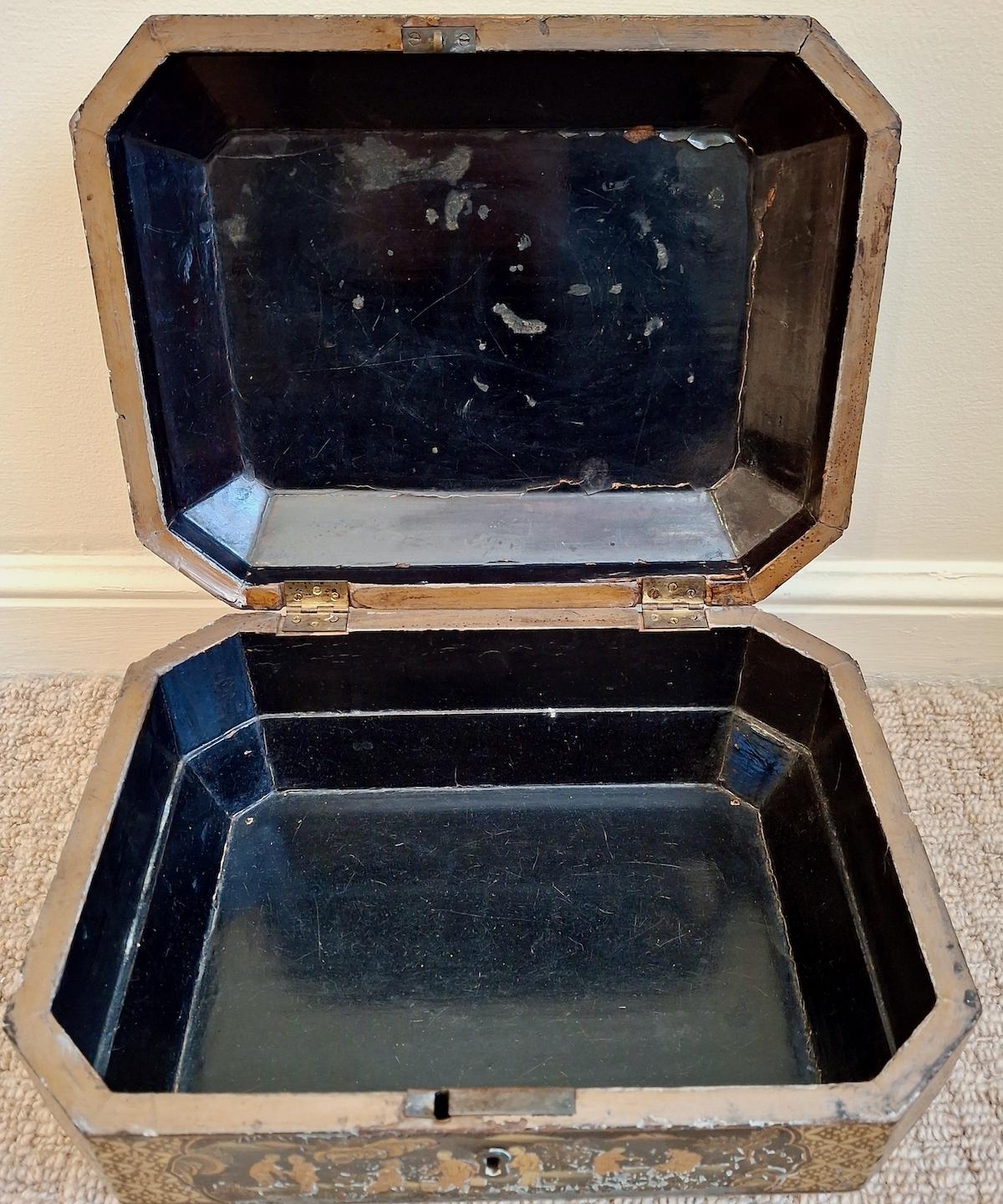 Caja de madera lacada negra y dorada de exportación china del siglo XIX en venta 2