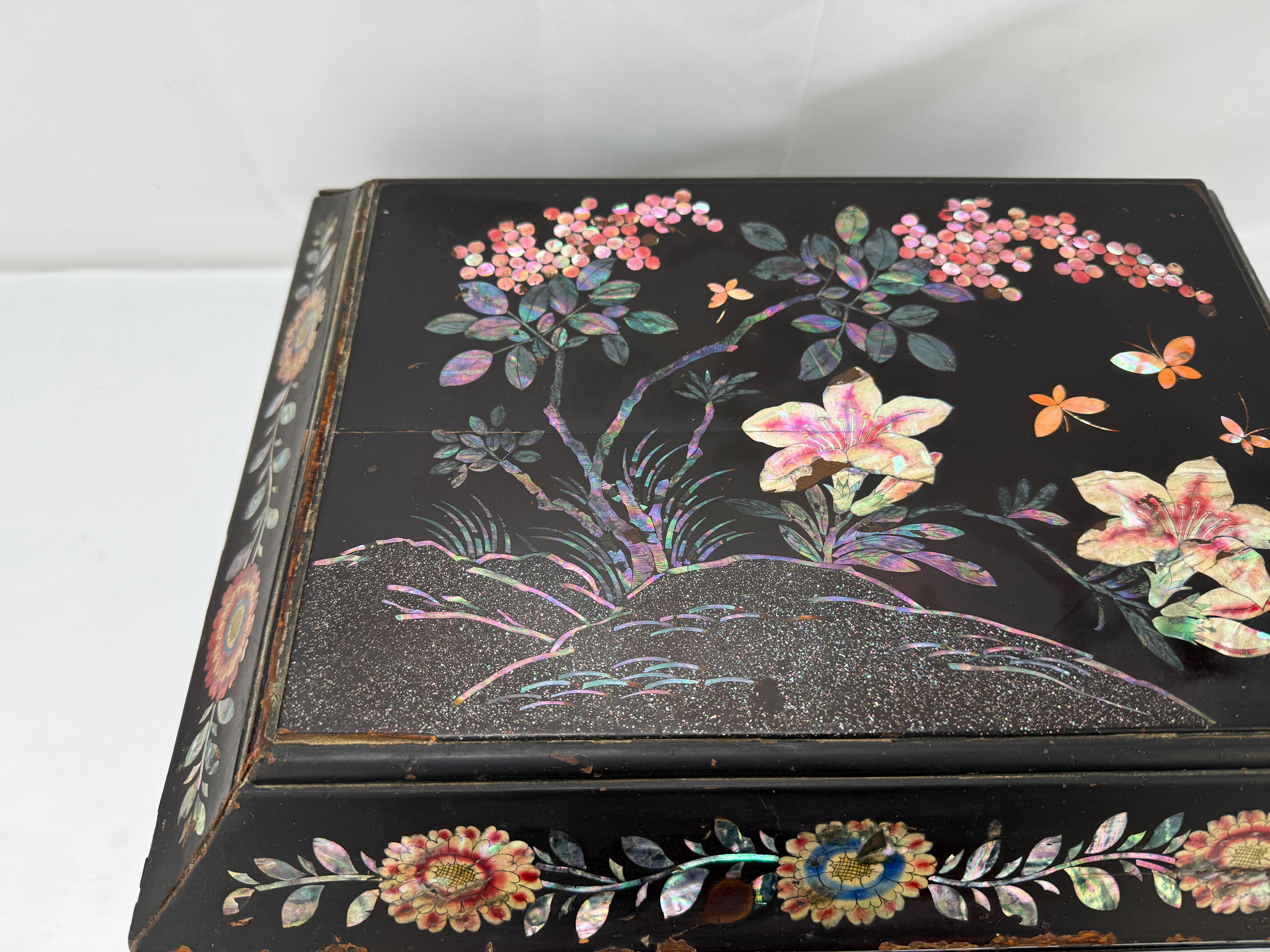 19th Century Chinese Export Black Lacquer & Mother Of Pearl Sewing Box In Good Condition For Sale In Atlanta, GA