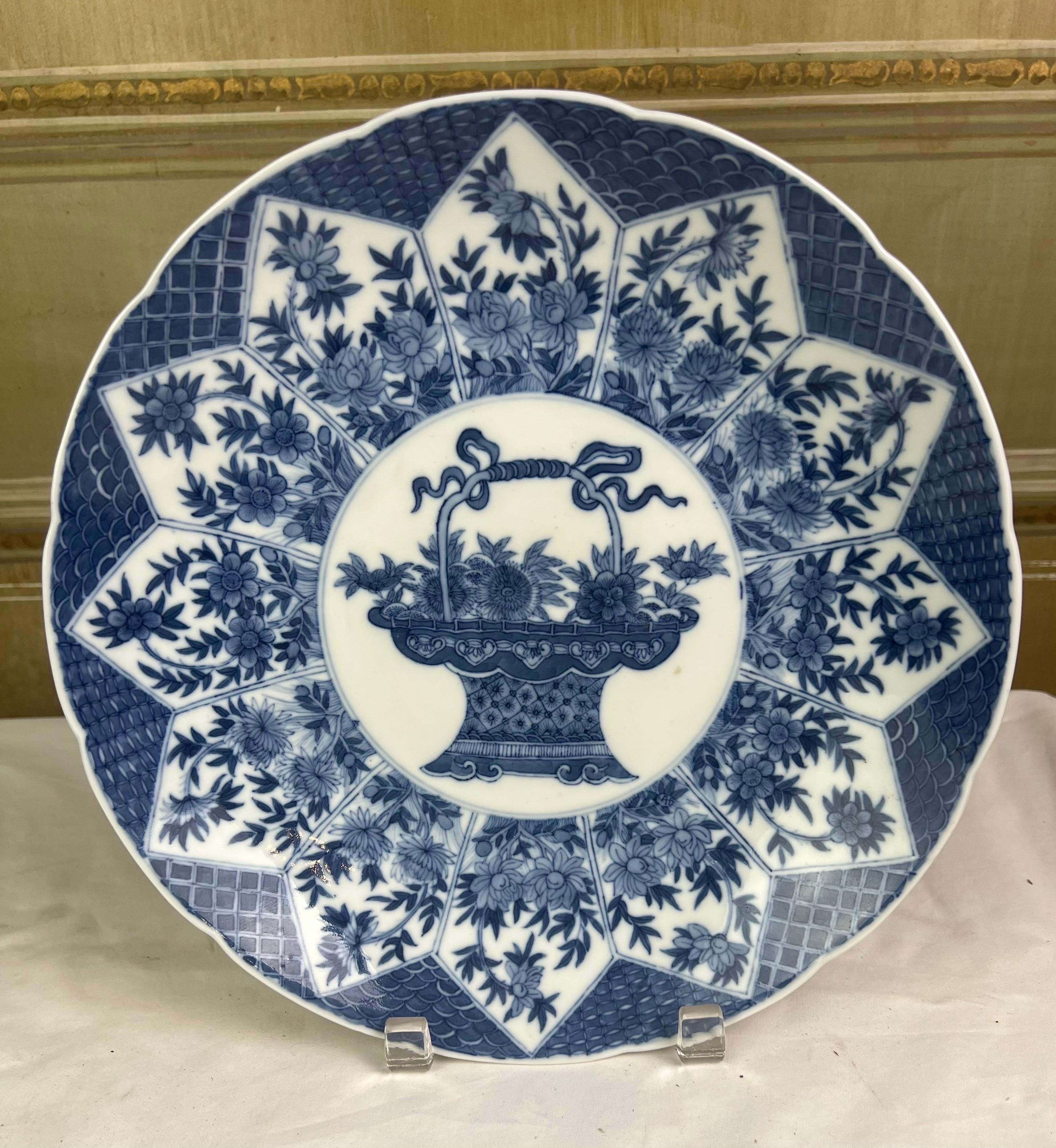 Plat sous glaçure de style dynastie Qing représentant un panier de fleurs
Magnifique porcelaine chinoise peinte à la main avec différentes nuances de bleu cobalt.
Excellent état.  


