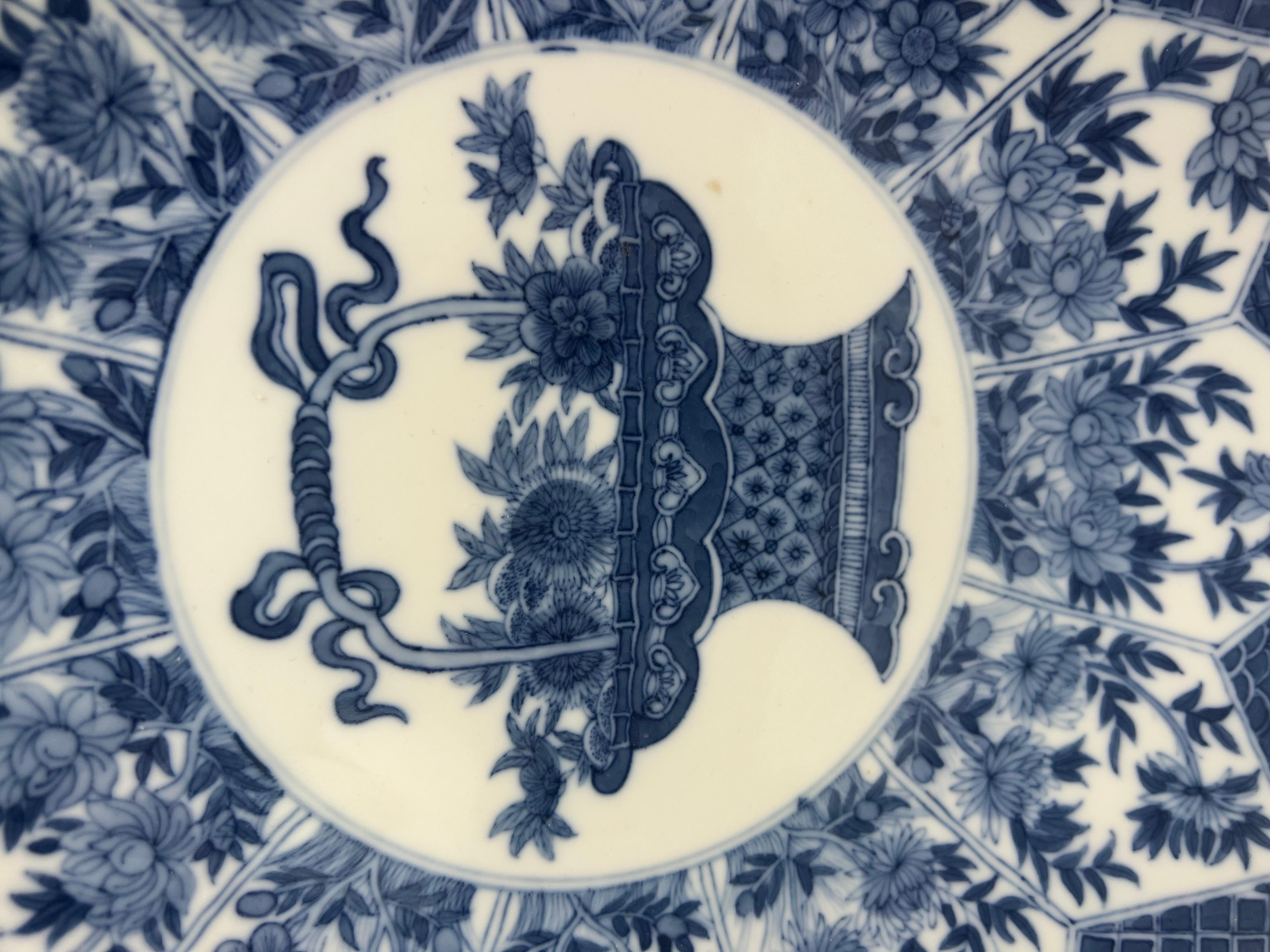 Chinois Plat d'exportation chinois du 19ème siècle en bleu et blanc en vente