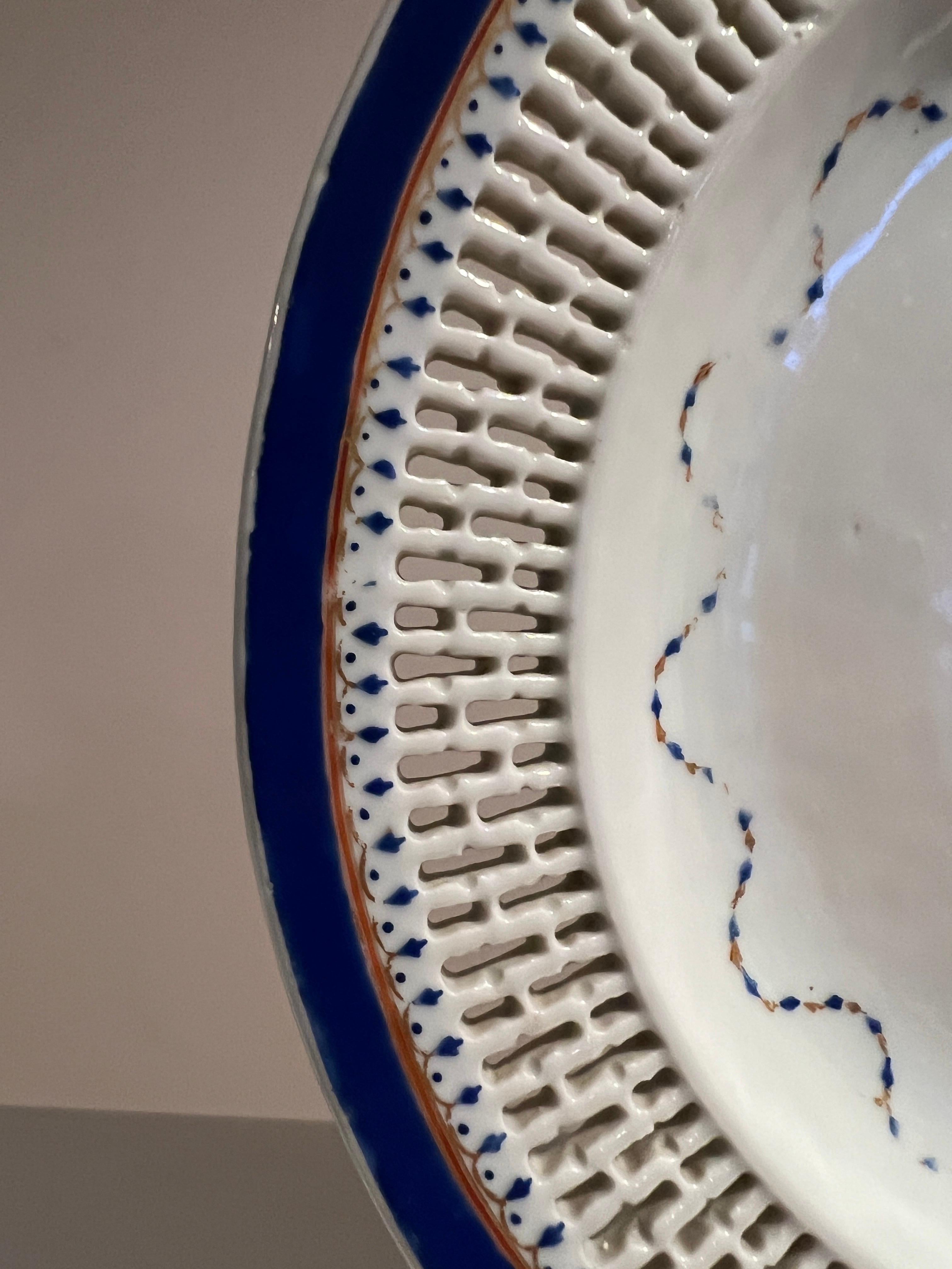 19th Century, Chinese Export Blue & White Armorial Pierced Platter In Good Condition For Sale In Atlanta, GA