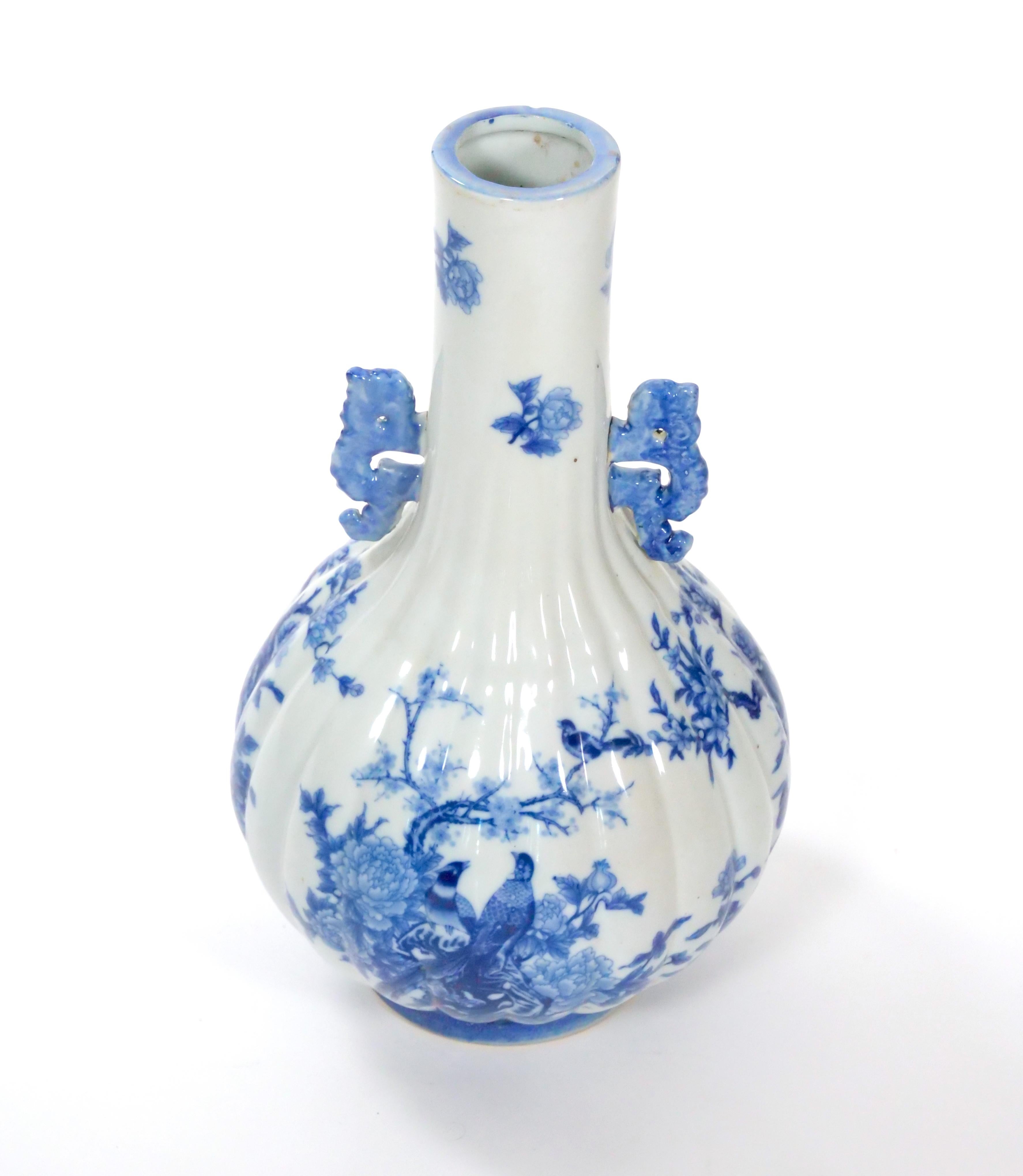 Quest'urna decorativa in porcellana blu e bianca da esportazione cinese del XIX secolo è uno straordinario esempio di fine artigianato e intricata maestria. L'urna vanta bellissimi disegni floreali e fogliati dipinti a mano e intrecciati con