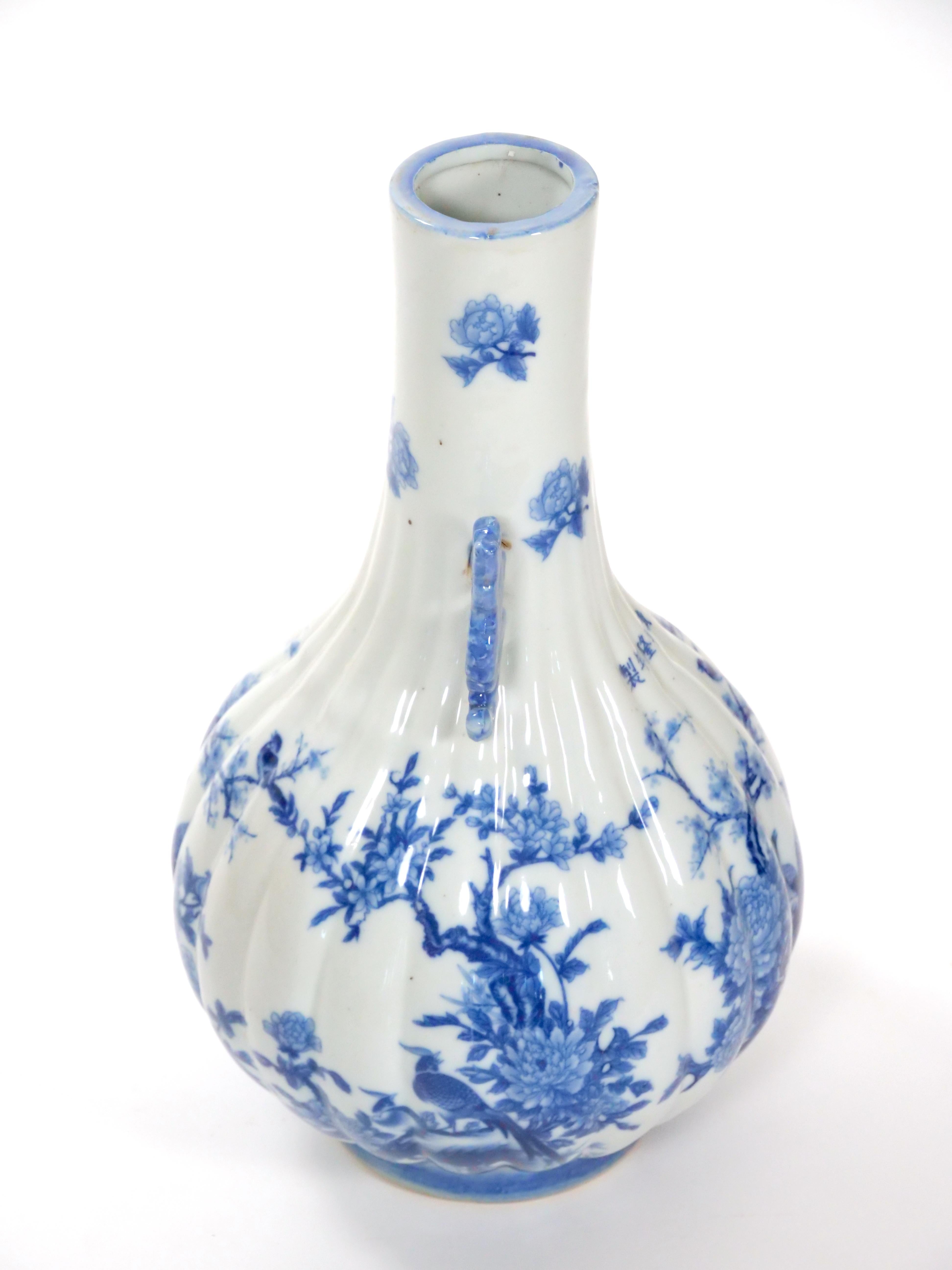 Asiatico Urna decorativa di grandi dimensioni in porcellana blu/bianca da esportazione del XIX secolo in vendita