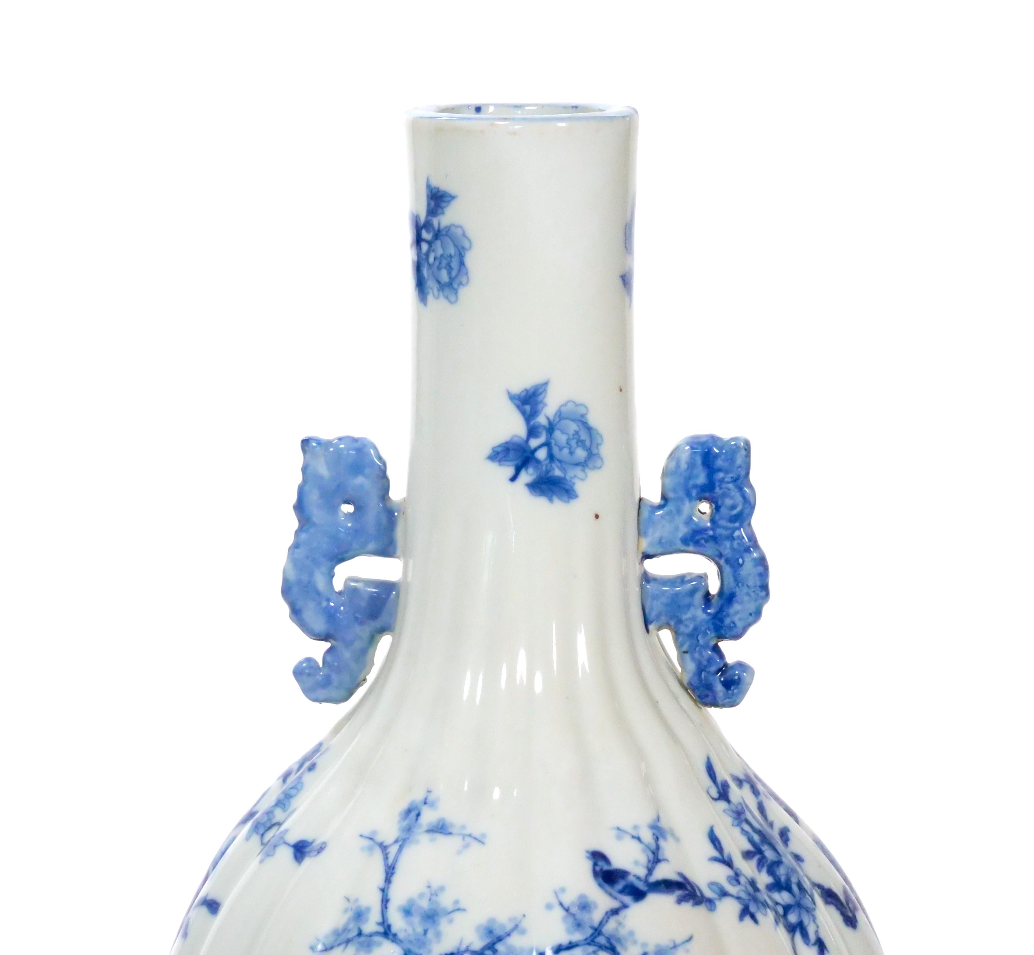 Smaltato Urna decorativa di grandi dimensioni in porcellana blu/bianca da esportazione del XIX secolo in vendita