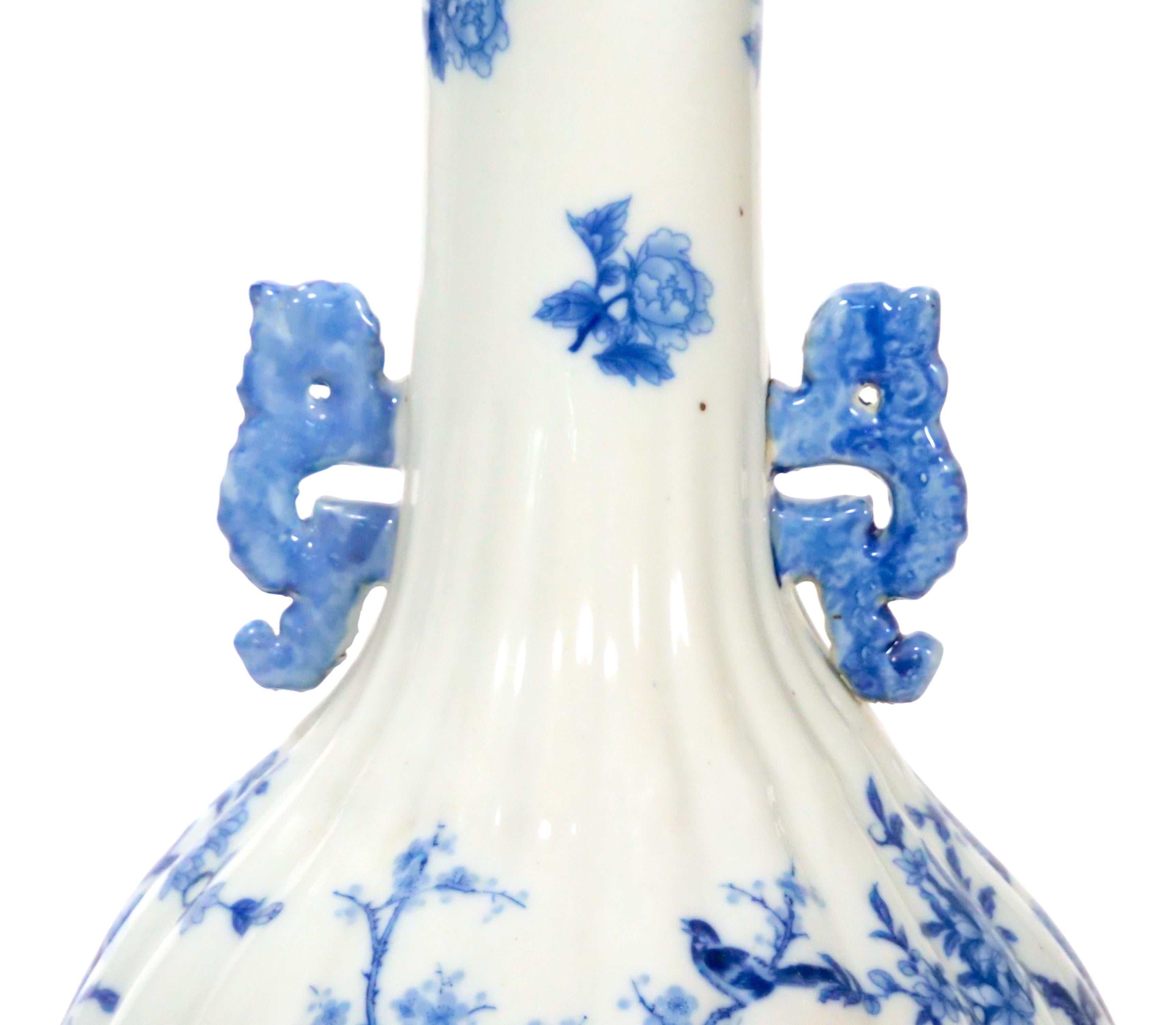 Urna decorativa di grandi dimensioni in porcellana blu/bianca da esportazione del XIX secolo In condizioni buone in vendita a Tarry Town, NY