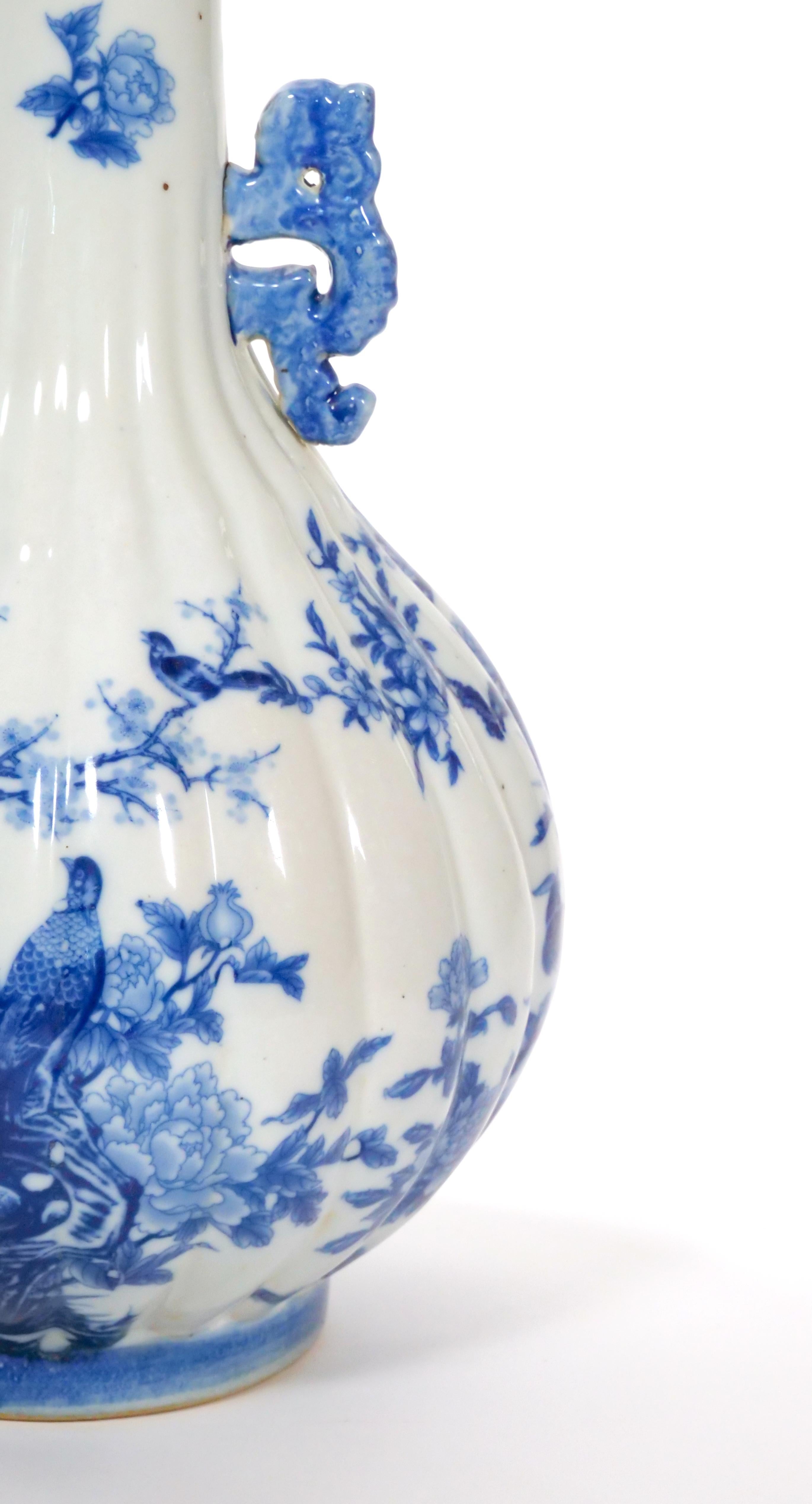 Porcellana Urna decorativa di grandi dimensioni in porcellana blu/bianca da esportazione del XIX secolo in vendita